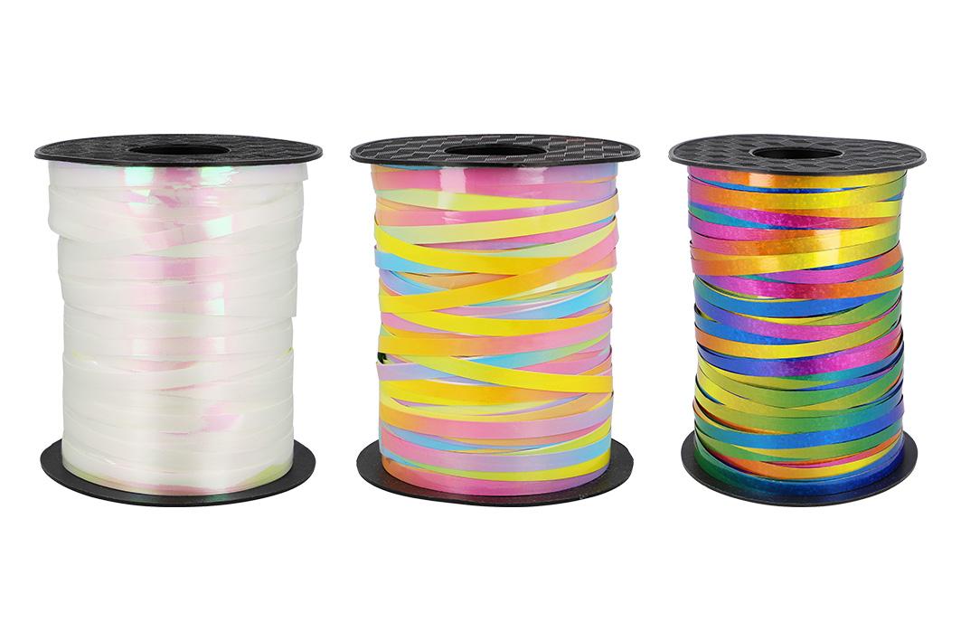 Angaben des Antragstellers:
Geschenkband auf Spule (150m x 5mm) aus Polypropylen

Sortierung: Einfach (in 3 verschieden Designs/Farben erhältlich, ansonsten identisch)

Feststellungen an einem Warenmuster:
Es wurde ein Streifen (Breite 5mm) vorgelegt. Der Streifen ist einseitig mit Pastellfarben dekoriert. Der Streifen besteht aus fibrilliertem Polypropylen (nicht biaxial gereckt) und ist auf der Oberseite mit einer dünnen Polyesterlage versehen. Die Lage aus Polypropylen ist charakterverleihend.

Befund:
Es liegt ein Band aus Polymeren des Propylens vor.
