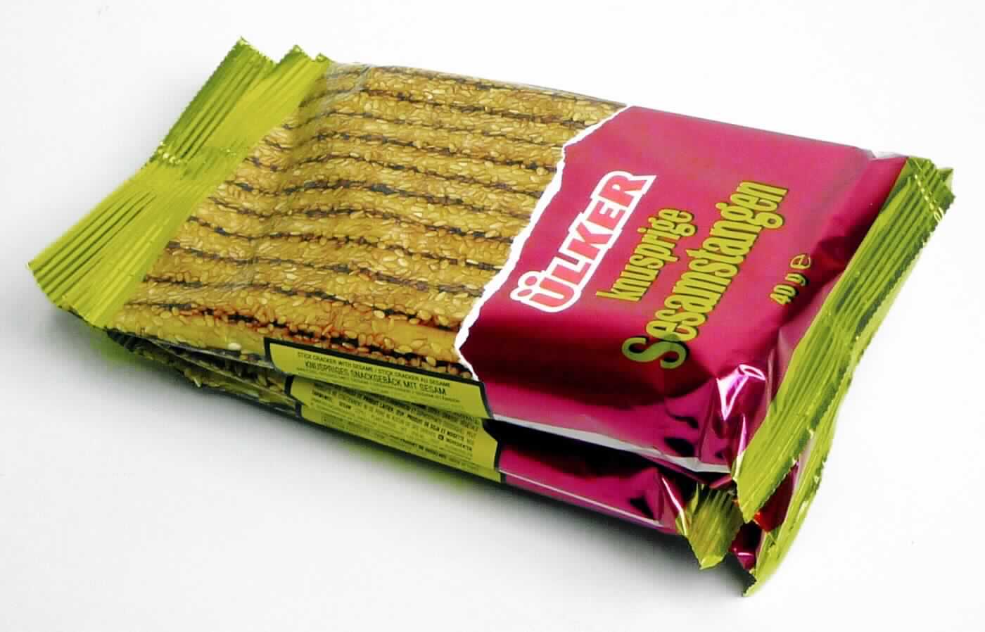 Gebäckstangen mit Sesam

Beschaffenheit des vorgelegten Warenmusters (4 x 40 g; in Originalumschließung):
Bedruckter Kunststoffschlauchfolienbeutel mit Angaben zum Erzeugnis (knusprige Sesamstangen; 40 g) und zu den Zutaten, jeweils vier Beutel sind mit zwei bedruckten Klebefolien zu einer Verkaufseinheit verbunden; darin dünne, braune, mit Sesamsamen bestreute, augenscheinlich durch Extrusion hergestellte Gebäckstangen (Länge ca. 13 cm, Durchmesser ca. 0,5 cm); Geschmack nach gesalzenem Gebäck mit Sesam, nicht süß.

Stärke/Glucose*: 25 bis weniger als 50 GHT 
Saccharose/ Invertzucker/Isoglucose**: weniger als 5 GHT 
Milchfett***: 0 bis weniger als 1,5 GHT 
Milchprotein***: 0 bis weniger als 2,5 GHT 

*  :   festgestellt gemäß VO (EG) 900/2008, VO (EU) 118/2010
** :  festgestellt gemäß VO (EG) 900/2008 
***: nach den Antragsangaben

Backware, extrudiertes Erzeugnis, gesalzen