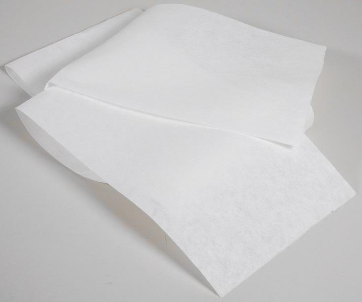 Es handelt sich um ein einlagiges Vlies aus nicht versponnenen Fasern. Das Vlies weist eine gewirkeähnliche Oberflächenstruktur auf. Es besteht aus papiermäßig aufgeschlossenem Zellstoff (gewichtsmäßig vorherrschend) und Viskose (Chemiefasern aus regenerierter Cellulose). Das Vlies soll zu im sanitären Bereich eingesetzten Feuchttüchern weiterverarbeitet werden und wird in Rollen mit einer Breite von weniger als 36 cm gehandelt.

Abbildung siehe Anlage (es ist ein Probenabschnitt der Ware abgebildet).

Derartige Erzeugnisse gehören als "Vliese aus Zellstofffasern, von der im Haushalt oder zu sanitären Zwecken verwendeten Art, in Rollen mit einer Breite von 36 cm oder weniger, andere als in den Unterpositionen 4818 10 10 bis 4818 90 10 genannte Waren" zum TARIC-Code 4818 90 90 00, da es sich um eine aus verschiedenen Stoffen zusammengesetzte Ware handelt, deren wesentlicher Charakter nach dem Gewicht durch den Papierhalbstoff bestimmt wird.
