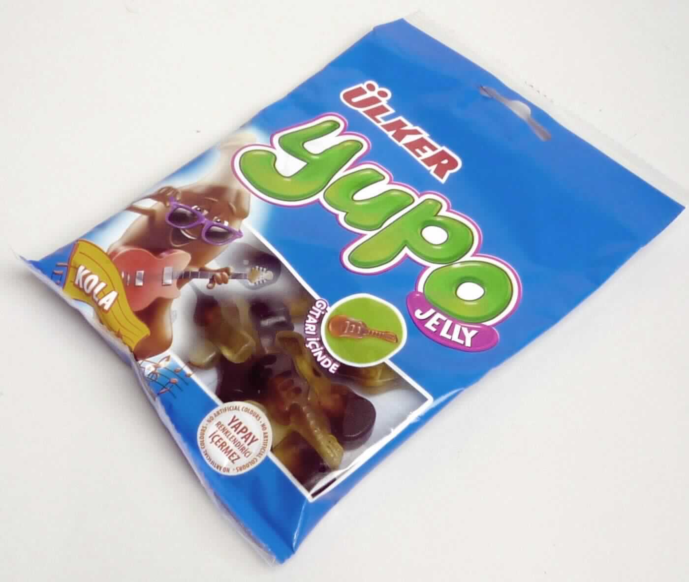 Zuckerwaren ohne Kakaogehalt; Gummibonbons

Bei dem vorgelegten Warenmuster handelt es sich um zweifarbige (beige-braune) Gummibonbons in Form von stilisierten, halbgefüllten Cola-Flaschen und Gitarren. Die Erzeugnisse sind zu deklarierten 80 g Nettogewicht in einem bunt bedruckten Kunststoffbeutel mit Sichtfenster für den Einzelverkauf aufgemacht.

Nach dem Ergebnis der Untersuchung enthält die Ware (gemäß VO (EG) Nr. 900/2008 und VO (EU) Nr. 118/2010): 
- Stärke/Glucose: 25 bis weniger als 50 GHT;
- Saccharose/Invertzucker/Isoglucose: 5 bis weniger als 30 GHT.
Milchfett und Milchprotein werden auf Grund der Zutatenliste ausgeschlossen.

Die Ware ist als andere Zuckerware ohne Kakaogehalt, Gummibonbons, in die Unterposition 1704 9065 der Kombinierten Nomenklatur einzureihen.