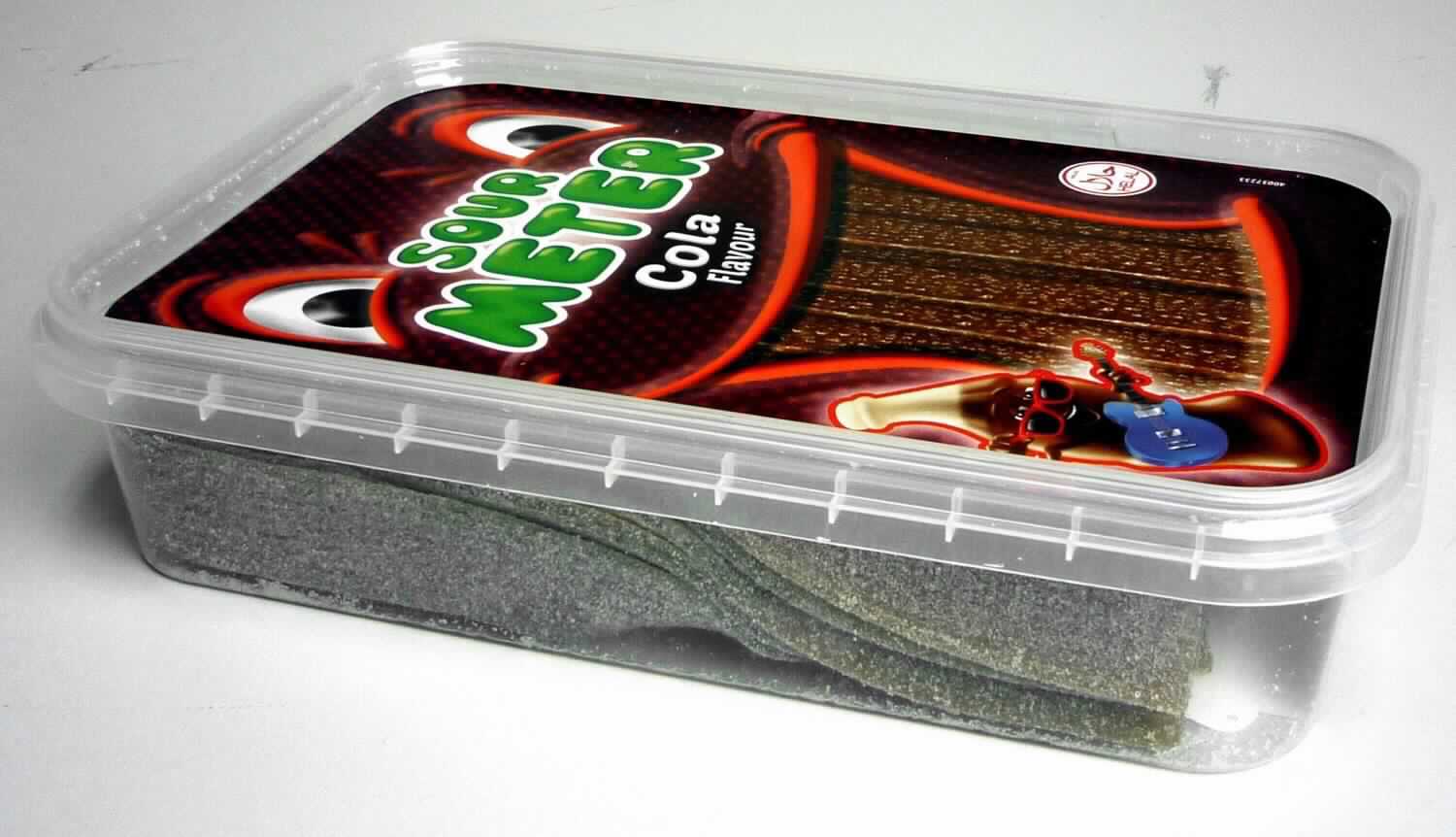 Zuckerwaren ohne Kakaogehalt; Gummibonbons

Bei dem vorgelegten Warenmuster handelt es sich um braune, etwa 16 cm lange und 2 cm breite Fruchtgummibänder mit Colageschmack. Die mit Zuckerkristallen und Säuerungsmittel bestreuten Erzeugnisse liegen in einer Frischhaltebox aus transparenten Kunststoff, abnehmbarem Deckel und bunt bedrucktem, mehrsprachigem Klebeetikett in Aufmachung für den Einzelverkauf vor (deklariertes Nettogewicht: 300 g).

Nach dem Ergebnis der Untersuchung enthält die Ware (gemäß VO (EG) Nr. 900/2008 und VO (EU) Nr. 118/2010): 
- Stärke/Glucose: 25 bis weniger als 50 GHT;
- Saccharose/Invertzucker/Isoglucose: 30 bis weniger als 50 GHT.
Milchfett und Milchprotein werden auf Grund der Zutatenliste ausgeschlossen.

Die Ware ist als andere Zuckerware ohne Kakaogehalt, Gummibonbons, in die Unterposition 1704 9065 der Kombinierten Nomenklatur einzureihen.