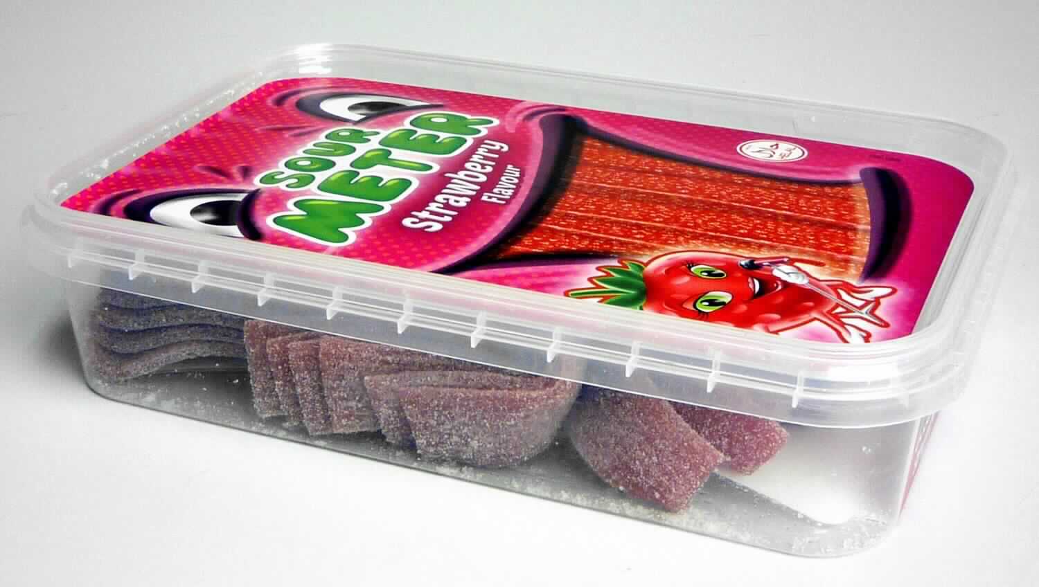 Zuckerwaren ohne Kakaogehalt; Gummibonbons

Bei dem vorgelegten Warenmuster handelt es sich um rote, etwa 16 cm lange und 2 cm breite Fruchtgummibänder mit Erdbeergeschmack. Die mit Zuckerkristallen und Säuerungsmittel bestreuten Erzeugnisse liegen in einer Frischhaltebox aus transparenten Kunststoff, abnehmbarem Deckel und bunt bedrucktem, mehrsprachigem Klebeetikett in Aufmachung für den Einzelverkauf vor (deklariertes Nettogewicht: 300 g).

Nach dem Ergebnis der Untersuchung enthält die Ware (gemäß VO (EG) Nr. 900/2008 und VO (EU) Nr. 118/2010): 
- Stärke/Glucose: 25 bis weniger als 50 GHT;
- Saccharose/Invertzucker/Isoglucose: 30 bis weniger als 50 GHT.
Milchfett und Milchprotein werden auf Grund der Zutatenliste ausgeschlossen.

Die Ware ist als andere Zuckerware ohne Kakaogehalt, Gummibonbons, in die Unterposition 1704 9065 der Kombinierten Nomenklatur einzureihen.