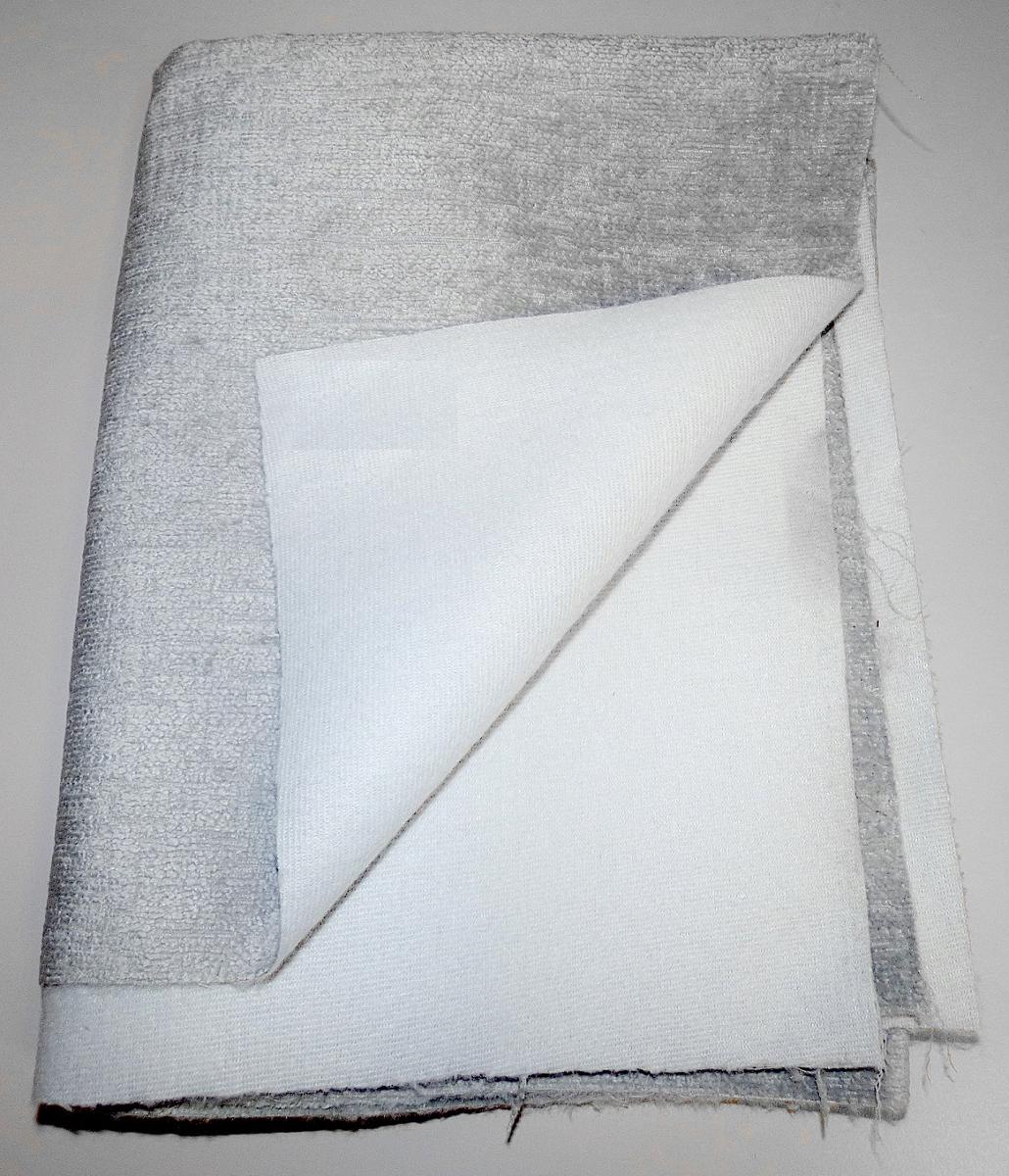Textillaminat, Foto siehe Anlage, 
- als Meterware, mit einer Breite von laut Antrag 145 cm, 
- aus zwei mit ihrer ganzen Fläche aufeinanderliegenden und so miteinander durch Kleben
  verbundenen Lagen: 
-- mit einer Oberlage (Schauseite): 
--- aus einem Chenillegewebe, 
---- aus Chenillegarnen und anderen Garnen; beide aus synthetischen Chemiefasern (laut Antrag
     Polyester), 
---- mit samtartiger Oberfläche,
-- mit einer Unterlage: 
--- aus einem gerauten Kuliergewirke,
--- aus synthetischen Chemiefasern (laut Antrag Polyester), 
- das die Schauseite bildende Chenillegewebe verleiht der Ware insbesondere im Hinblick auf die
  Bedeutung in Bezug auf die Verwendung ihren wesentlichen Charakter.

"Chenillegewebe, keine Ware der Positionen 5802 oder 5806, aus Chemiefasern"