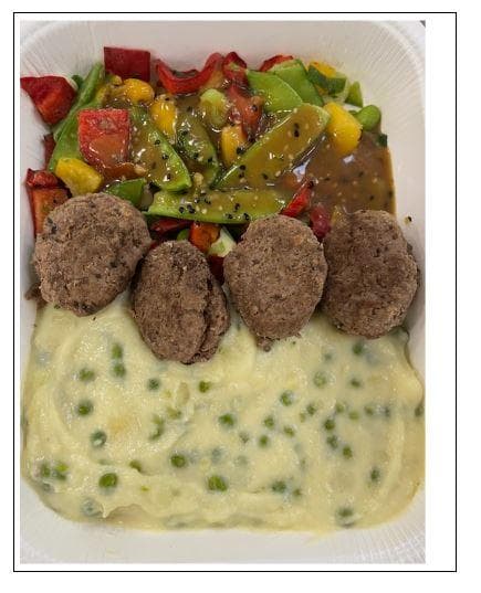 Tiefgekühlte Fertiggerichte, Wagyu Meatballs

Angaben des Antragstellers:
Zusammensetzung: Wagyu-F1-Hackbällchen mit Kartoffel-Erbsenpüree verfeinert mit Wasabi und Sesam-Soße. Tiefgefroren. Zutaten: Kartoffeln 30 %, Rinderhackfleisch Wagyu-F1 aus Deutschland 21 %, Paprika gegrillt, Erbsen, Kaiserschoten, Milch, Creme fraiche, Sojabohne, Frühlingszwiebeln, Sojasoße (Wasser, Sojabohne, Weizen, Speisesalz), Rapsöl, Citrusfaser, Honig, Meersalz, Sesamöl geröstet, Apfelessig, Sesamsamen, Currypaste (rote Chili, Zitronengras, Knoblauch, Schalotten, Salz, Kaffirlimettenschale, Galgant, Koriandersamen, Kreuzkümmel), Reismehl, Ahornsirup, Ingwer, Misopaste (Wasser, Sojabohnen, Reis, Salz), Wasabi japonica 0,14 %.
Verpackung: in Einzelschalen, mit Folie versiegelt, in Papierumschlag.
Das verwendete Rindfleisch ist gegart. 

Eine Warenprobe wurde nicht vorgelegt. Die Ware wurde durch eine Abbildung veranschaulicht. 

Befund: 
Fleisch, Schlachtnebenerzeugnisse, Blut oder Insekten, anders zubereitet oder haltbar gemacht: von Rindern: andere: andere.