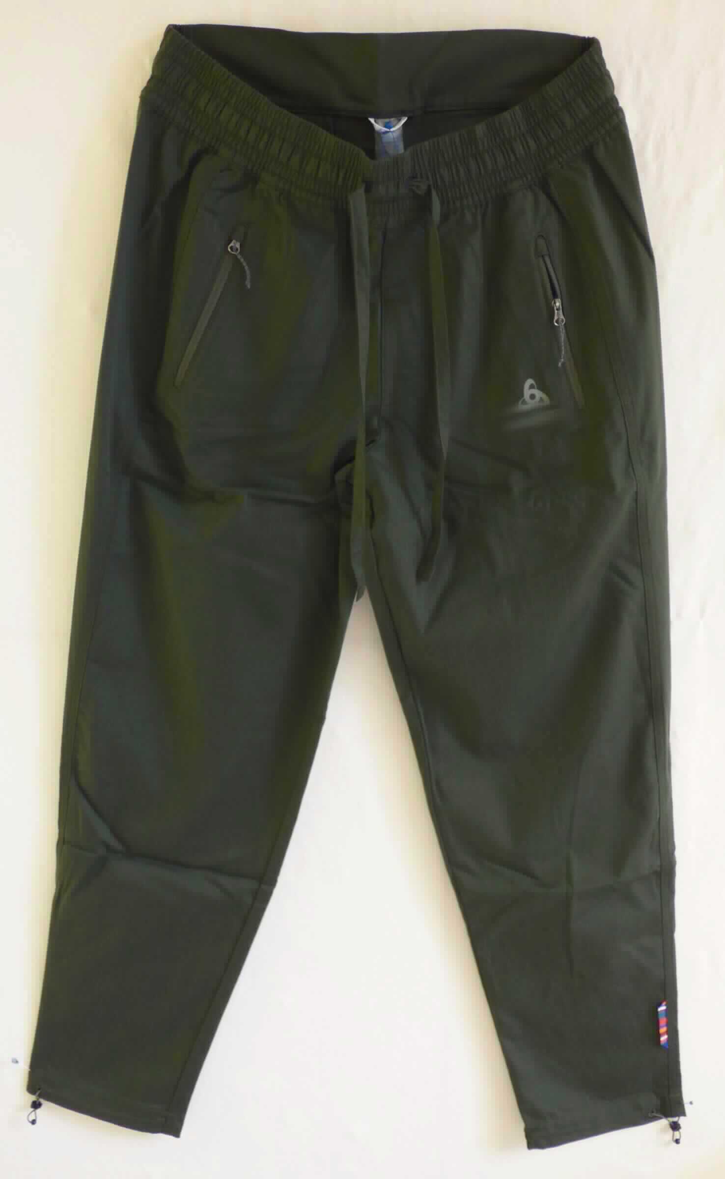 Lange Hose, sog. Pants NATURAL, Art. 560101, Größe 36, Foto siehe Anlage,
- aus ca. 0,4 mm dicken, einfarbigen Geweben aus laut Antrag 48 % Tencel, 40 % Polyester 
  (beides synthetische Chemiefasern) und 12 % Schurwolle,
- in der Taille abschließend; mit einem angesetzten, ca. 6 cm breiten Taillenbund mit eingezogenem Tunnelzug,
- ohne Öffnung und ohne Verschluss; ohne Hinweis auf den Trägerkreis (unisex), 
- seitlich mit zwei eingesetzten Taschen mit Reißverschluss und hinten mit einer eingesetzten, offenen 
  Gesäßtasche,
- mit knöchellangen Hosenbeinen,
- an den Beinabschlüssen mit einem Tunnel zu zu verengen,
- keine Arbeits- und Berufskleidung.

"Lange Hose, aus Geweben, für Frauen, aus synthetischen Chemiefasern, keine Arbeits- und Berufskleidung, nicht
 nach dem Batik-Verfahren handbedruckt"