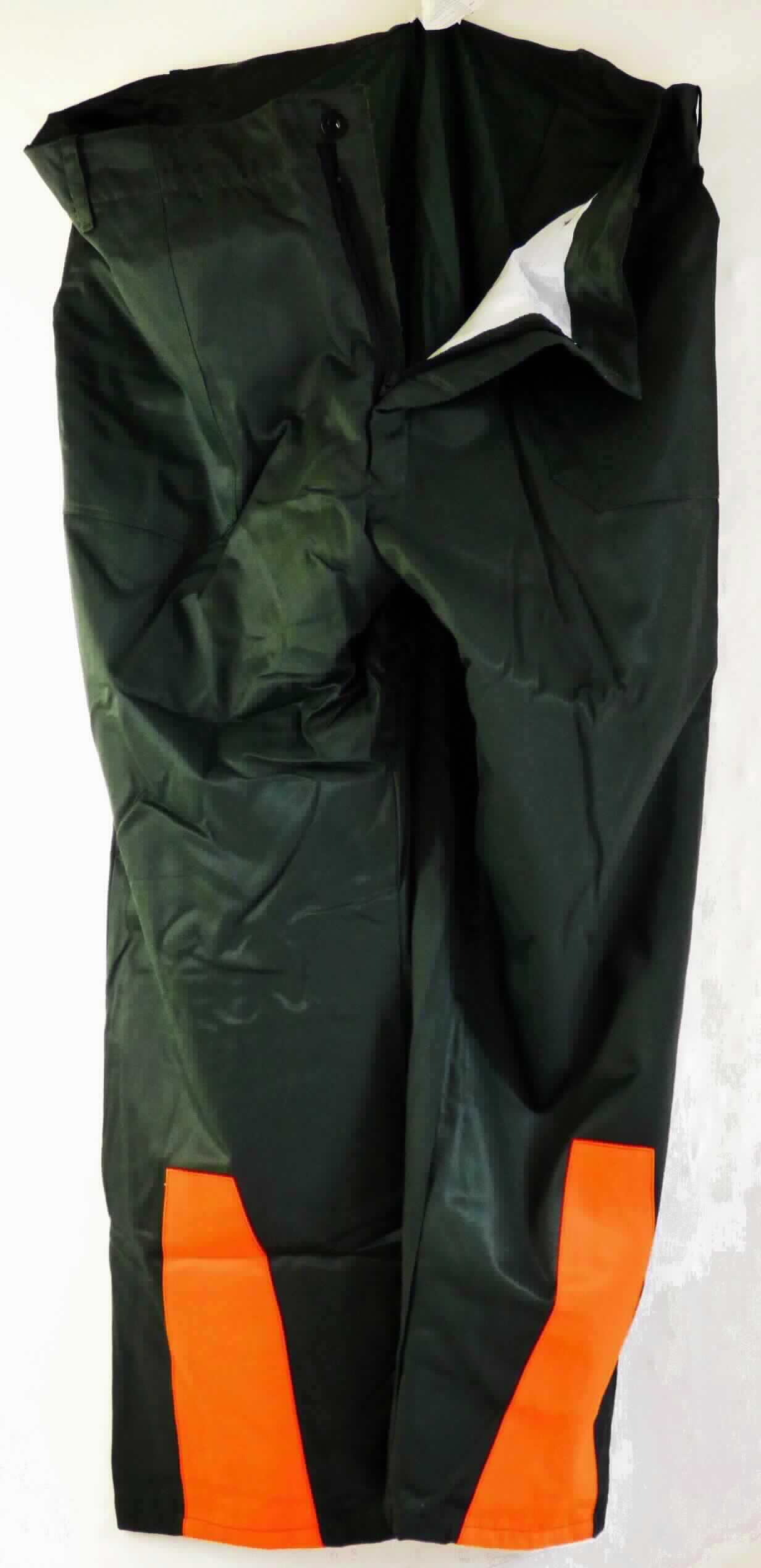 Lange Hose, sog. Sicherheits-Bundhose EN 381, Art. FHB, Größe 62/64, Foto siehe Anlage,
- in einem Polybeutel mit eingelegter Produktinformation verpackt,
- aus ca. 0,5 mm dicken, einfarbigen Geweben aus lt. Antrag 60 % Baumwolle und 40 % Polyester (synthetische 
  Chemiefasern),
- in der Taille abschließend mit einem angesetzten Bund mit Gürtelschlaufen,
- vorn mit einer Öffnung mit Reißverschluss, verdeckt von einer Patte von links über rechts (Männerkleidung), 
  die im Bund mit einem Knopf geschlossen wird,
- vorn mit zwei aufgesetzten, offenen Taschen und hinten mit einer aufgesetzten Gesäßtasche mit Patte,
- mit einem vorn eingenähten, mehrlagigen Schutzgewebe (Schnittschutz),
- im Bereich der Schienbeine mit aufgenähten Zuschnitten aus signalfarbenen Geweben,
- mit knöchellangen Hosenbeinen; an den Abschlüssen durch Umschlagen und Festnähen gesäumt, 
- aufgrund des allgemeinen Aussehens (einfacher, zweckbestimmter Schnitt), des strapazierfähigen Materials und
  der Ausstattung (Schnittschutz) erkennbar dazu bestimmt, ausschließlich oder hauptsächlich zum Schutz anderer 
  Kleidungsstücke und/oder Personen bei der Ausübung einer Gewerbe-, Berufs- oder Haushaltstätigkeit getragen 
  zu werden.

"Lange Hose, aus Geweben, für Männer, aus Baumwolle, Arbeits- und Berufskleidung"