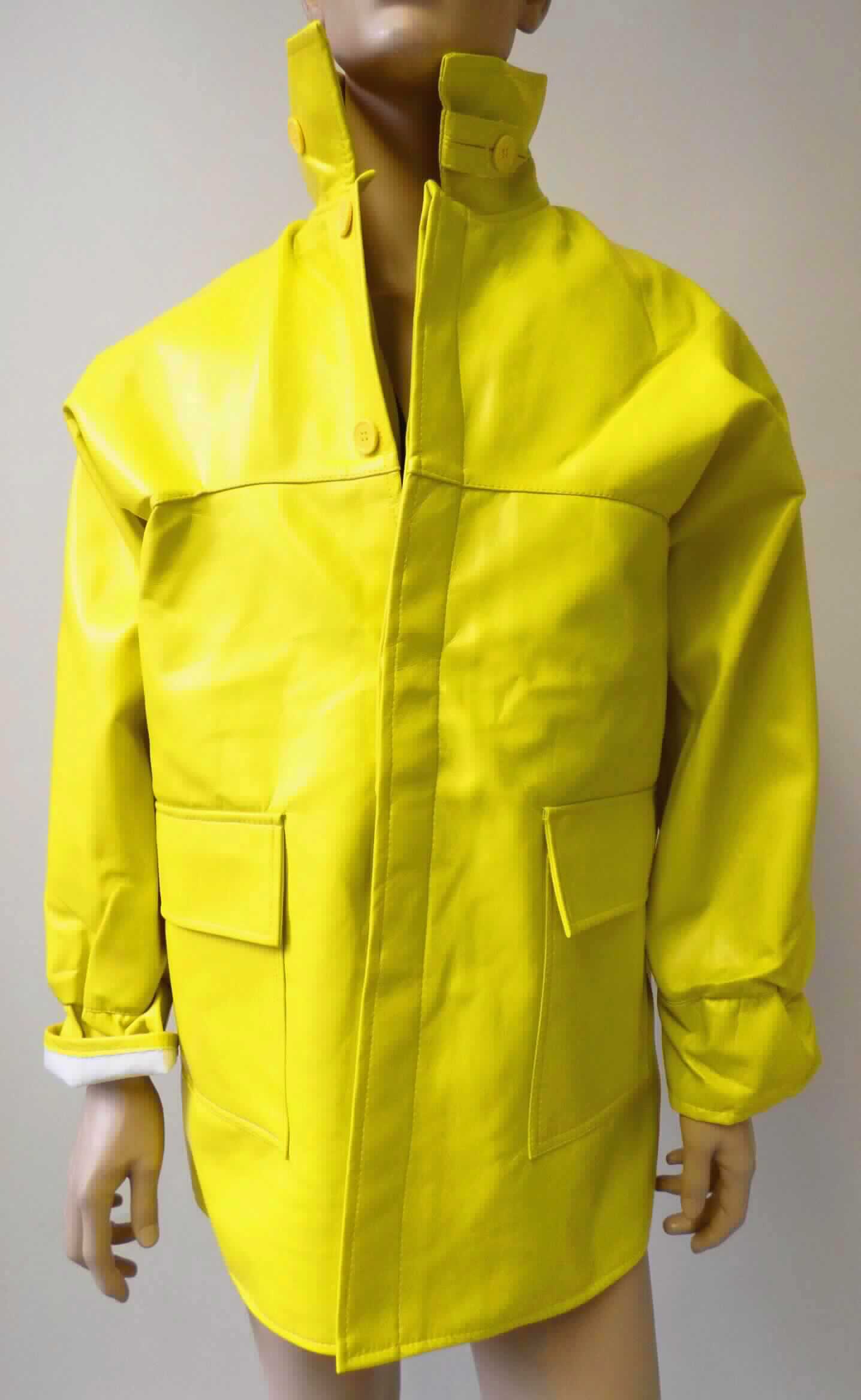 Windjackenähnliches Kleidungsstück, sog. Winterbau-PU-Jacke, Art. PJ, Größe 54/56, Foto siehe Anlage,
- in einem Polybeutel aufgemacht,
- aus ca. 1 mm dicken, einfarbigen, einseitig (Außenseite) mit einer Folie aus Kunststoff (laut Antrag Polyurethan; 
  kein Zellkunststoff) versehenen Geweben der Position 5903 aus laut Antrag 100 % Baumwolle,
- mit einem heraustrennbaren Futter aus Plüschgewirken, das nicht separat als Weste getragen werden kann,
- über den Schritt reichend (Rückenlänge: ca. 88 cm),
- mit einem Umlegekragen, mit außen angenähtem Knopfriegel, der von links über rechts geschlossen werden 
  kann,
- vorn mit einer durchgehenden Öffnung mit Knopfverschluss und Patte von links über rechts (Männerkleidung),
- mit langen Ärmeln; an den Ärmelenden mit eingenähten, verengenden Bündchen (sog. Windfang) ausgestattet,
- vorn mit zwei aufgesetzten Taschen mit Patte unterhalb der Taille,
- am unteren Rand durch Umschlagen und Festnähen gesäumt.

"Kleidung (Windjackenähnliches Kleidungsstück), aus Erzeugnissen der Position 5903, aus Geweben, für Männer"