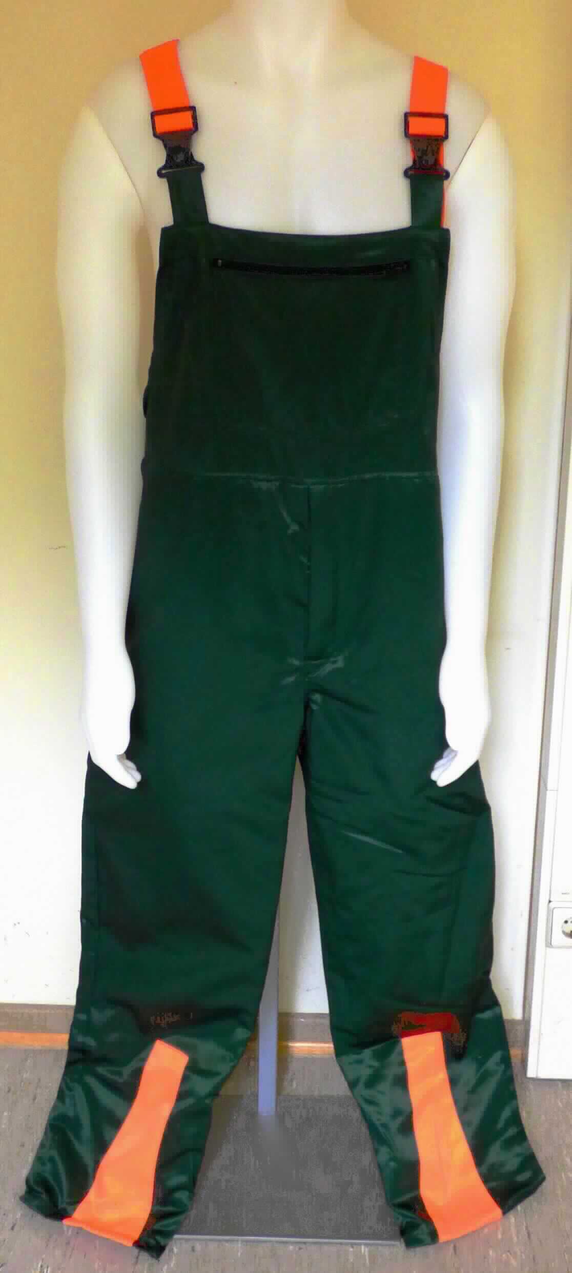 Latzhose, sog. Waldarbeiter-Latzhose, Art. FH, Größe 58/60, Foto siehe Anlage,
- in einem Polybeutel verpackt,
- aus ca. 0,5 mm dicken, einfarbigen, strapazierfähigen Geweben aus laut Antrag 60 % Baumwolle und 40 %
  Polyester (synthetische Chemiefasern),
- mit einem Vorder- und Rückenlatz; mit längenverstellbaren, elastischen Trägern mit Klickverschlüssen aus 
  Kunststoff,
- rechts in Höhe der Taille mit einer Öffnung mit Knopfverschluss; vorn im Hosenteil mit einer Öffnung mit 
  Reißverschluss, verdeckt von einer Patte von links über rechts (Männerkleidung),
- mit verschiedenen ein- und aufgesetzten Taschen,
- vorn mit eingenähten, mehrlagigen Schutzgeweben ausgestattet (sog. Schnittschutz),
- mit aufgenähten, signalfarbenen Zuschnitten aus Geweben versehen,
- mit knöchellangen Hosenbeinen,
- an den Beinabschlüssen durch Umschlagen und Festnähen gesäumt,
- lässt erkennen, dass sie dazu bestimmt ist, ausschließlich oder hauptsächlich zum (körperlichen oder 
  hygienischen) Schutz anderer Kleidungsstücke und/oder Personen bei Ausübung einer Gewerbe-, Berufs- 
  oder Haushaltstätigkeit getragen zu werden,
- aufgrund der Materialzusammensetzung keine Ware der Unterposition 6203 43.

"Latzhose, aus Geweben, für Männer, aus Baumwolle, Arbeits- und Berufskleidung"