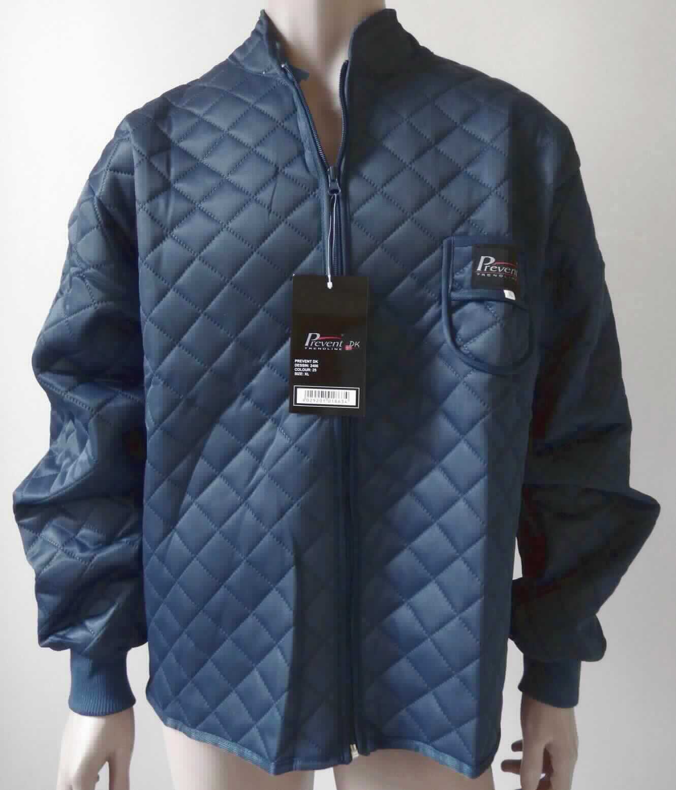 Jacke, sog. Thermo-Jacke, Art. TJ, Größe XL, Foto siehe Anlage,
- aus einem ca. 1,3 mm dicken, dreilagigen, durch Heißbinden abgeteilten Verbunderzeugnis mit einer Außen- 
  und Innenlage aus einfarbigen Gewirken aus laut Antrag 100 % Polyamid (synthetische Chemiefasern) und 
  einer Zwischenlage aus Wattierungsstoff (Meterware der Position 5811),
- über die Taille reichend (Rückenlänge: ca. 82 cm), vorn ca. 12 cm kürzer gearbeitet,
- mit einem schmalen Stehkragen,
- vorn mit einer durchgehenden Öffnung mit Reißverschluss,
- ohne Hinweise auf den Trägerkreis (unisex),
- mit langen Ärmeln mit verengenden Bündchen aus gerippten Gewirken,
- mit einer aufgesetzten, offenen Brusttasche,
- an allen Rändern mit Streifen aus Gewirken eingefasst,
- weist insbesondere aufgrund des Materials eine gewisse Formfestigkeit auf, daher kein strickjackenähnliches 
  Kleidungsstück der Position 6110; kennzeichnet sich aufgrund des Verwendungszweckes (wird laut Antrag 
  als Kälteschutzkleidung zum Wärmen zwischen Unterwäsche und Oberkleidung getragen) nicht als Ware der 
  Position 6102.

"Jacke, aus Gewirken, für Frauen, aus synthetischen Chemiefasern"