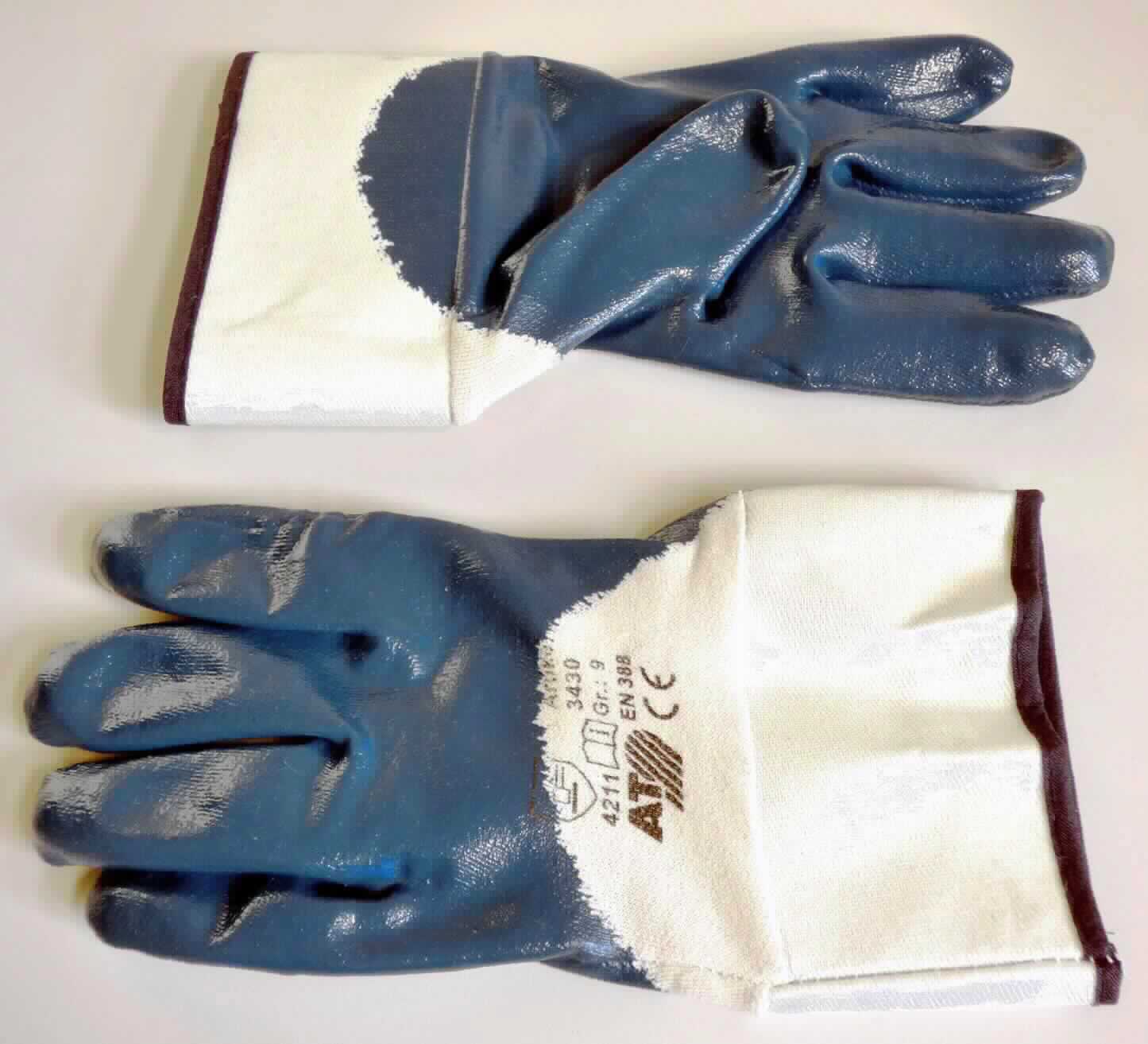 Fingerhandschuhe, sog. Nl. Tech-Handschuhe, Nitril-blau, Art. 3430, in Größe 9, Foto siehe Anlage,
- als Fünffingerhandschuhe gearbeitet,
- aus einseitig (Innenseite) gerauten Gewirken; im Bereich der Stulpe aus Geweben; beide Flächenerzeugnisse
  aus Spinnstoffen (lt. Antrag: Baumwolle), 
- der aus Zuschnitten zusammengenähte (konfektionierte) Handschuh ist mit Ausnahme eines Teils der Stulpe 
  einseitig (Außenseite) im Tauchverfahren mit Kautschuk (laut Antrag Nitril; kein Zellkautschuk) überzogen,
- am unteren Rand mit einem schmalen Geweband eingefasst,
- im Hinblick auf den Umfang und auf die Bedeutung in Bezug auf die Verwendung als Handschuh bestimmen die   
  Gewirke gegenüber den Geweben den Charakter der Ware.

"Fingerhandschuhe, aus Gewirken, mit Kautschuk überzogen"