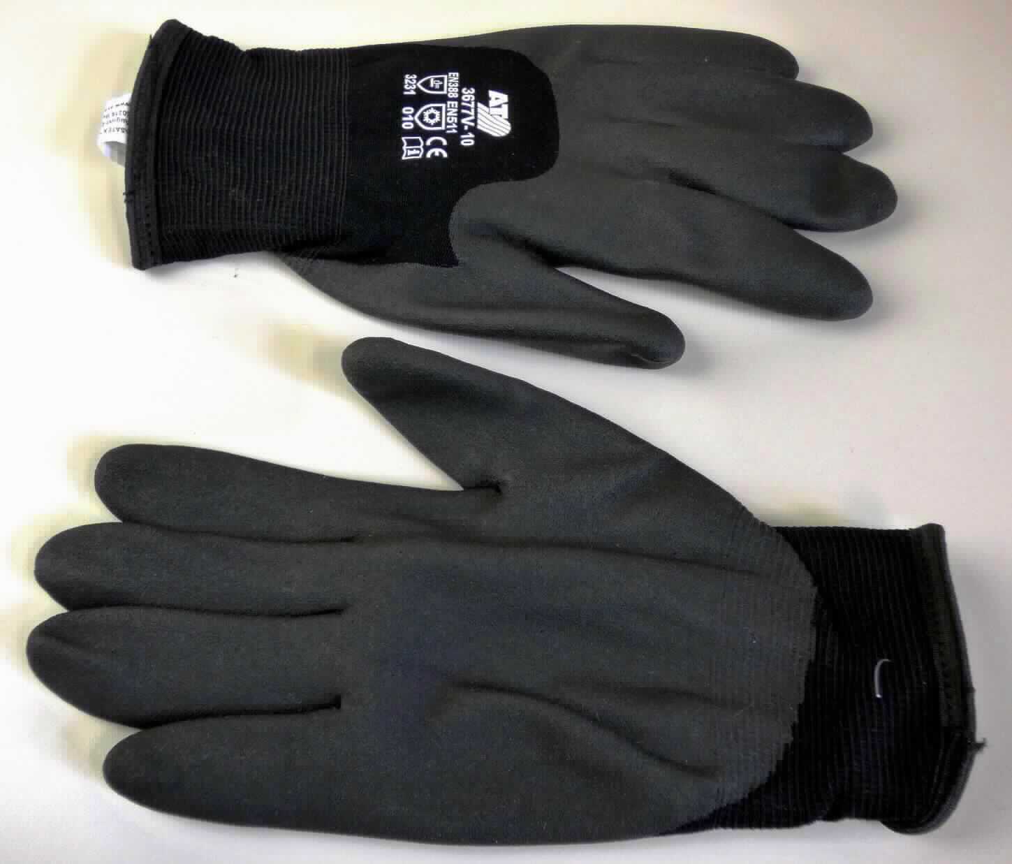 Fingerhandschuhe, sog. Winterhandschuh HPT Beschichtung schwarz, Art. 3677V, in Erwachsenengröße, Foto siehe Anlage,
- als Fünffingerhandschuhe gearbeitet,
- aus einfarbigen Gewirken aus Spinnstoffen,
- gefüttert,
- die in einem Arbeitsgang gewirkten Handschuhe sind mit Ausnahme des größten Teils der Stulpe und des 
  Handrückens einseitig (Außenseite) im Tauchverfahren mit Kunststoff (lt. Antrag Polyvinylchlorid; kein 
  Zellkunststoff) überzogen,
- im Bereich des Handrückens bedruckt,
- mit einer elastischen Stulpe,
- am unteren Rand mit einem schmalen Gewirkeband eingefasst.

"Fingerhandschuhe, aus Gewirken, mit Kunststoff überzogen"