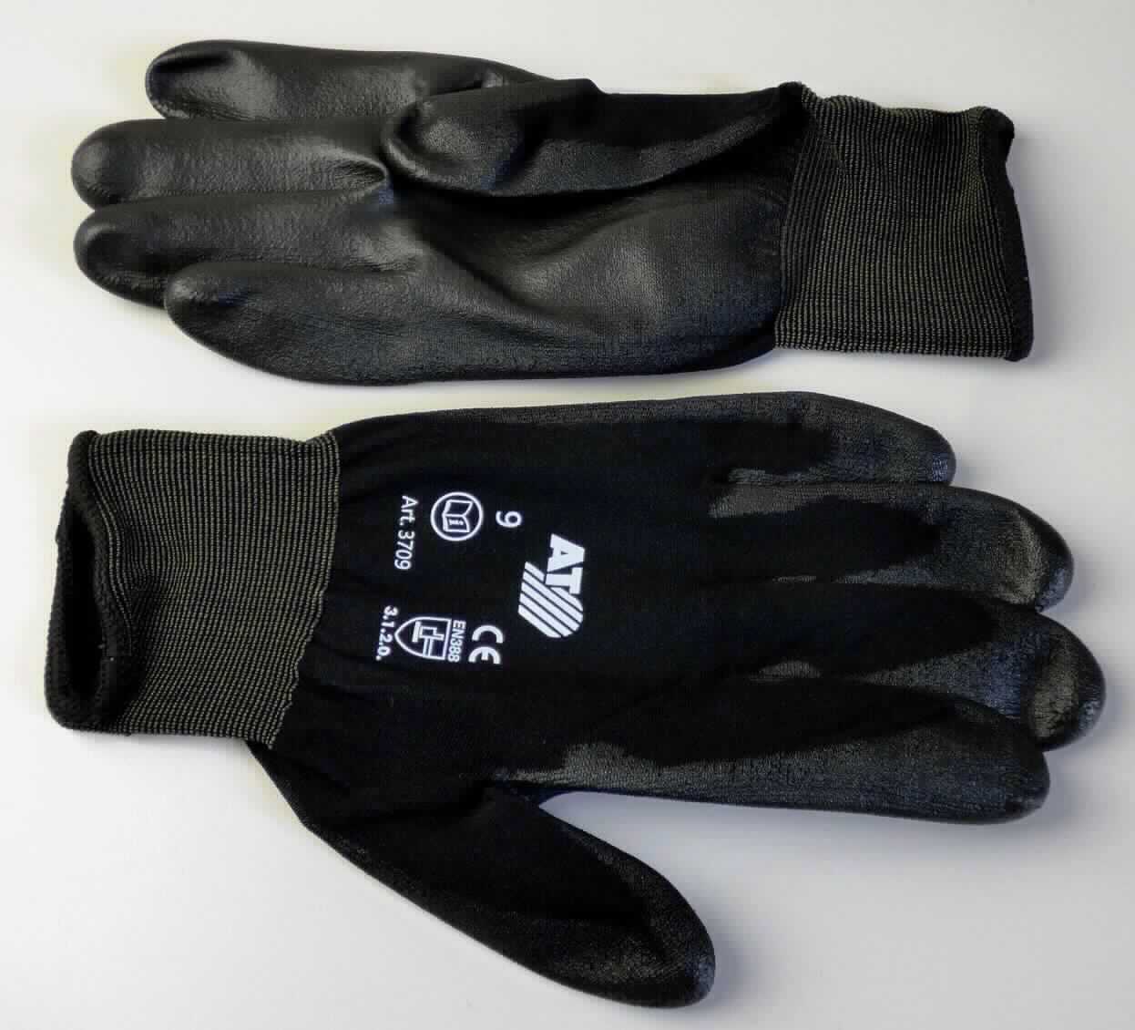 Fingerhandschuhe, sog. PU-beschichtete Polyamid-Handschuhe, Art.Nr. 3709, Größe 9, Foto siehe Anlage,
- als Fünffingerhandschuhe gearbeitet,
- aus einfarbigen Gewirken aus laut Antrag Polyamid (synthetische Chemiefasern),
- die in einem Arbeitsgang hergestellten Handschuhe sind mit Ausnahme des größten Teils der Stulpe, des
  Handrückens und Teilen der Fingeraußenseiten einseitig (Außenseite) im Tauchverfahren mit Kunststoff
  (lt. Antrag Polyurethan; kein Zellkunststoff) überzogen,
- auf dem Handrücken bedruckt,
- am unteren Rand mit Überwendlichnähten gesäumt.

"Fingerhandschuhe, aus Gewirken, mit Kunststoff überzogen"