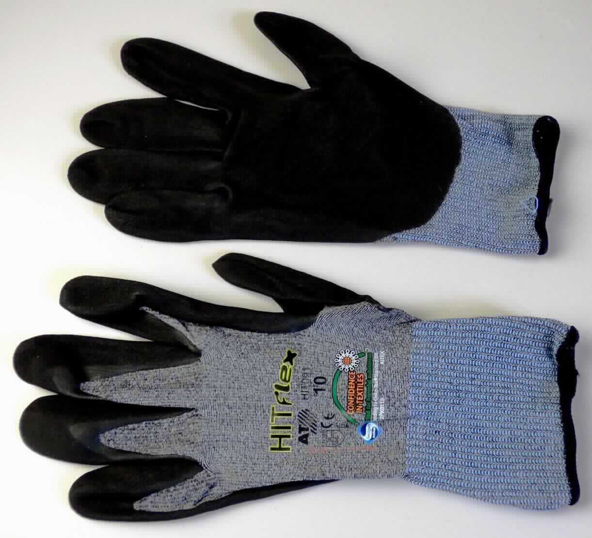 Fingerhandschuhe, sog. HIT Nitril-Mikroschaum, Art. HIT091, in Größe 10, Foto siehe Anlage,
- als Fünffingerhandschuhe gearbeitet,
- aus buntgewirkten Gewirken aus Spinnstoffen, im Bereich des Handgelenks zusätzlich mit eingearbeiteten 
  Garnen der Position 5604 aus mit Spinnstoffgarnen überzogenen Kautschukfäden,
- die in einem Arbeitsgang gewirkten Handschuhe sind mit Ausnahme des größten Teils der Stulpe, des
  Handrückens sowie Teilen der Fingeraußenseiten einseitig (Außenseite) im Tauchverfahren mit Kautschuk
  (Zellkautschuk; laut Antrag Nitril) überzogen,
- die Gewirke sind im Bereich des Handrückens bedruckt und dienen damit nicht nur der Verstärkung,
- am unteren Rand mit kontrastfarbenen Überwendlichnähten gesäumt.

"Fingerhandschuhe, aus Gewirken, mit Kautschuk überzogen"