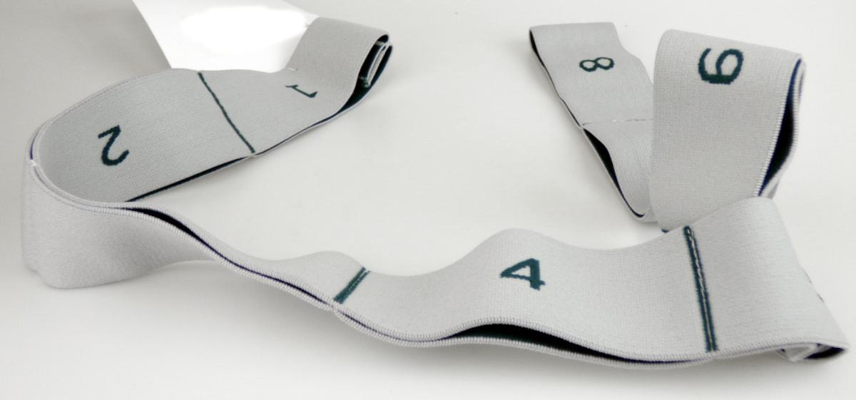 Ausrüstungsgegenstand für die allgemeine körperliche Ertüchtigung, sog. "Loop Band"
- aus einem ca. 80 cm langen und 4 cm breiten, doppellagigen elastischen Spinnstoffband, aus 41% Nylon, 36% Polyester und 23% Elasthan gearbeitet, mit 8 eingenähten Schlaufen mit einer Breite von ca. 12,5 cm
- dient der allgemeinen körperlichen Ertüchtigung
- mit einer gedruckten Übungsanleitung für den Einzelverkauf aufgemacht.

Die Ware wird als Hilfsmittel für gymnastische Übungen zur Stärkung des gesamten Körpers verwendet.

Sie ist als "Ausrüstungsgegenstand für die allgemeine körperliche Ertüchtigung, in Kapitel 95 anderweit weder genannt noch inbegriffen, ohne System zum Einstellen unterschiedlicher Belastungen" einzureihen.
