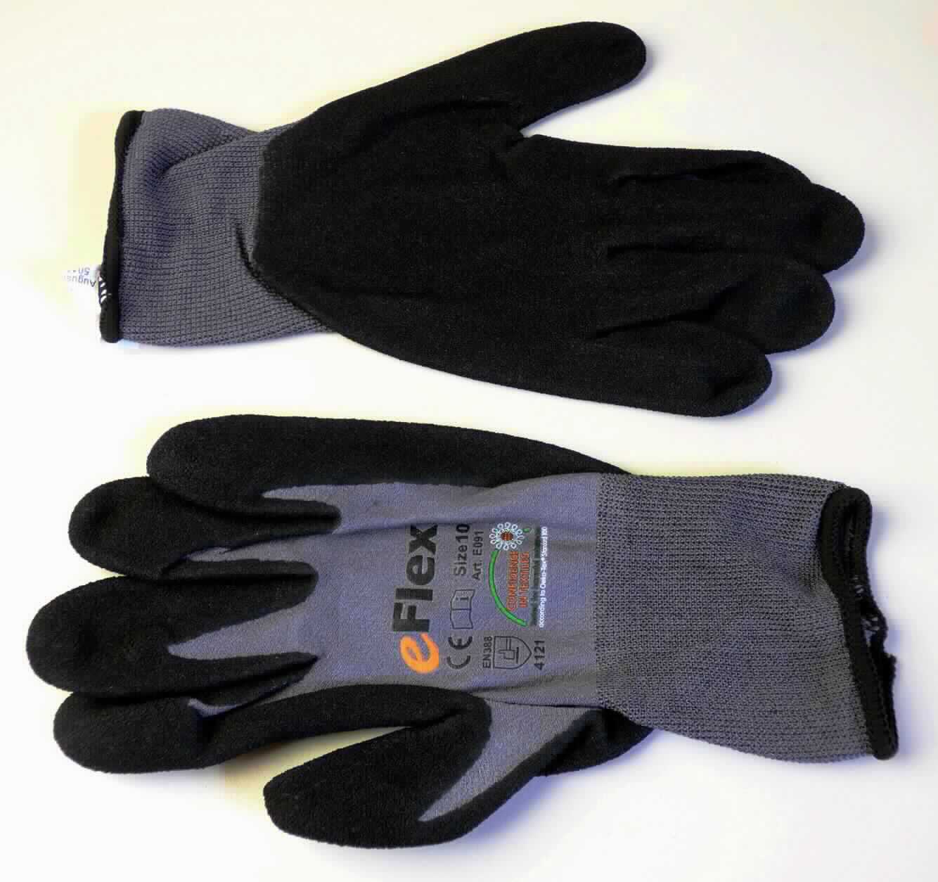 Fingerhandschuhe, sog. Nitril-Mikroschaumhandschuh, Art. E091, in Größe 10, Foto siehe Anlage,
- als Fünffingerhandschuhe gearbeitet,
- aus einfarbigen Gewirken aus Spinnstoffen, im Bereich des Handgelenks zusätzlich mit eingearbeiteten 
  Garnen der Position 5604 aus mit Spinnstoffgarnen überzogenen Kautschukfäden,
- die in einem Arbeitsgang gewirkten Handschuhe sind mit Ausnahme des größten Teils der Stulpe, des
  Handrückens sowie Teilen der Fingeraußenseiten einseitig (Außenseite) im Tauchverfahren mit Kautschuk
  (Zellkautschuk; laut Antrag Nitril) überzogen,
- die Gewirke sind im Bereich des Handrückens bedruckt und dienen damit nicht nur der Verstärkung,
- am unteren Rand mit kontrastfarbenen Überwendlichnähten gesäumt.

"Fingerhandschuhe, aus Gewirken, mit Kautschuk überzogen"