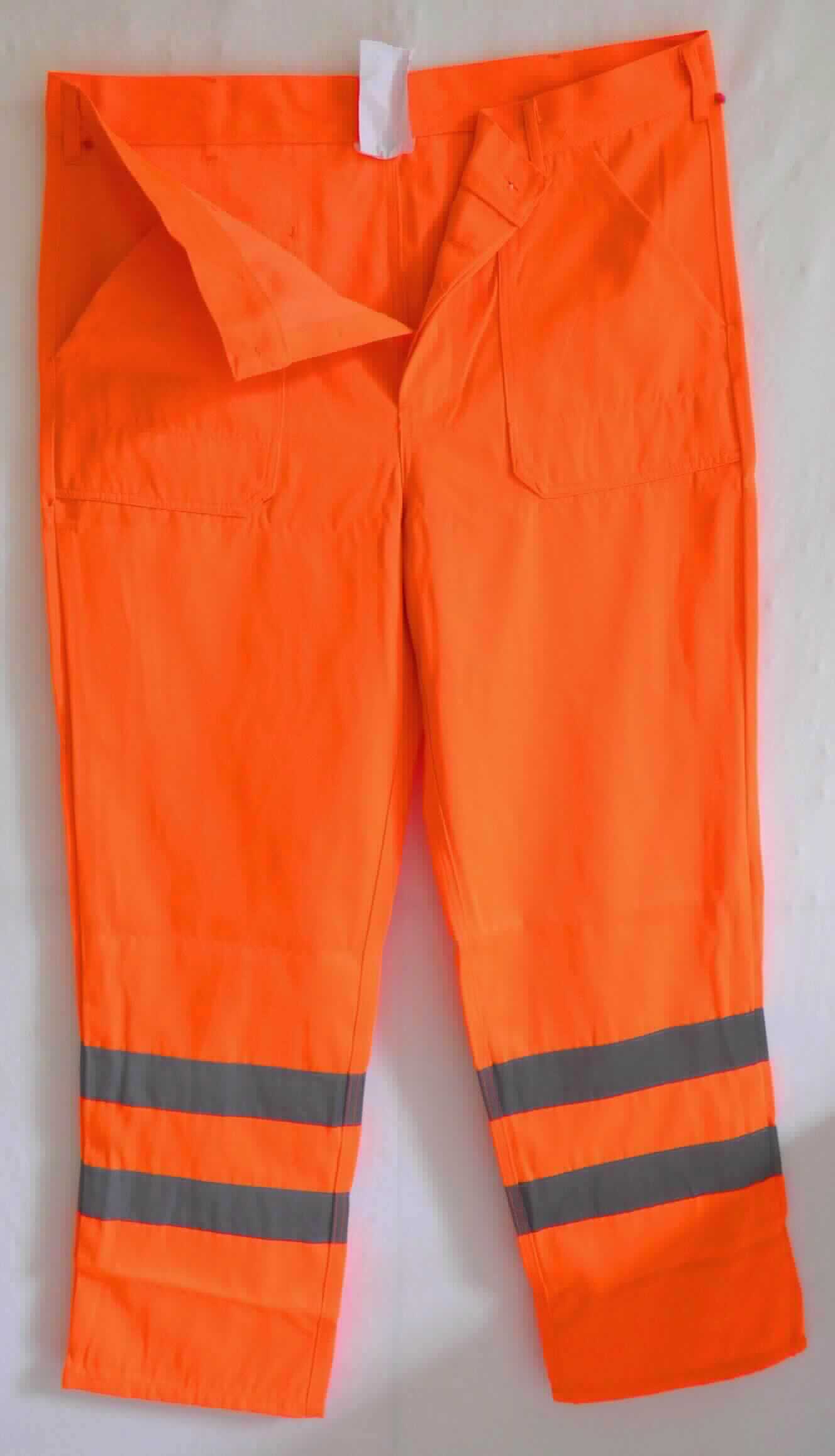 Lange Hose, sog. Warnschutz-Bundhose leuchtorange, Art. WHS, Größe 56, Foto siehe Anlage,
- in einem Polybeutel mit eingelegter Produktinformation verpackt,
- aus ca. 0,5 mm dicken, strapazierfähigen, buntgewebten Geweben aus lt. Antrag 80 % Polyester (synthetische 
  Chemiefasern) und 20 % Baumwolle,  
- in der Taille abschließend mit einem angesetzten Bund mit Gürtelschlaufen,
- vorn mit einer bis zum Schritt reichenden Öffnung mit Knopfverschluss, verdeckt von einer Patte von links über
  rechts (Männerkleidung), die im Bund mit einem zusätzlichen Knopf geschlossen wird,
- mit verschiedenen auf- und eingesetzten Taschen,
- im unteren Bereich mit aufgenähten, reflektierenden Streifen,
- mit knöchellangen Hosenbeinen; an den Abschlüssen durch Umschlagen und Festnähen gesäumt, 
- aufgrund des allgemeinen Aussehens (einfacher, zweckbestimmter Schnitt), des strapazierfähigen Materials und 
  der Ausstattung erkennbar dazu bestimmt, ausschließlich oder hauptsächlich zum Schutz anderer 
  Kleidungsstücke und/oder Personen bei der Ausübung einer Gewerbe-, Berufs- oder Haushaltstätigkeit getragen 
  zu werden.

"Lange Hose, aus Geweben, für Männer, aus synthetischen Chemiefasern, Arbeits- und Berufskleidung"