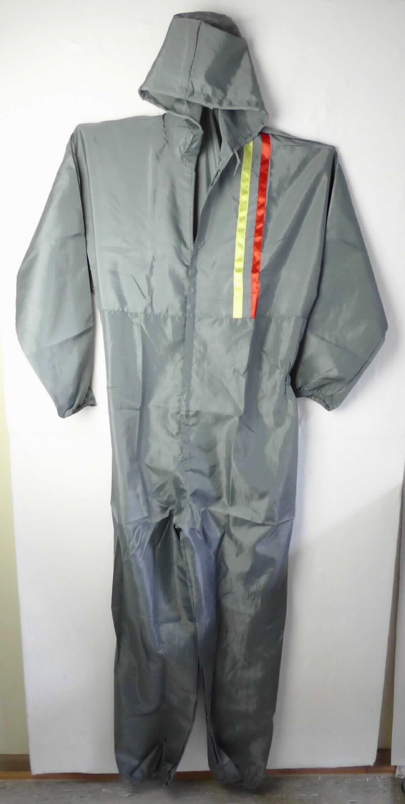Overall, sog. Lackieranzug, Art. LAG, Größe XL, Foto siehe Anlage,
- in einem Polybeutel verpackt,
- aus ca. 0,2 mm dicken, einfarbigen Geweben aus laut Antrag 100 % Polyester (synthetische Chemiefasern);
  die Gewebe sollen laut Antrag mit Kunststoff bestrichen sein, ein Bestreichen ist jedoch mit bloßem Auge
  nicht wahrnehmbar (somit keine Kleidung der Position 6210),
- ungefüttert,
- den ganzen Körper mit Ausnahme der Hände und der Füße bedeckend,
- mit Kapuze mit Kordelzug,
- vorn mit einer bis zum Schritt reichenden Öffnung mit Reißverschluß; verdeckt vo einer Patte von links über rechts
  (Männerkleidung), 
- mit langen Ärmeln, an den Ärmelenden mit elastischen, verengenden Abschlüssen,
- im Bereich der Taille teilweise elastisch verengt, 
- im Brustbereich mit zwei aufgenähten, kontrastfarbenen Gewebestreifen verziert,
- mit einer aufgenähten Gesäßtasche mit Klettverschluss,
- mit knöchellangen Hosenbeinen, mit elastischen, verengenden Beinabschlüssen,
- u. a. aufgrund des zweckbestimmten Schnitts und der Ausstattung erkennbar dazu bestimmt, ausschließlich oder  
  hauptsächlich zum Schutz anderer Kleidungsstücke und/oder Personen bei der Ausübung einer Gewerbe- oder  
  Berufstätigkeit getragen zu werden (laut Antrag für Lackierer). 

"Andere Kleidung (Overall), aus Geweben, für Männer, aus Chemiefasern, Arbeits- und Berufskleidung"