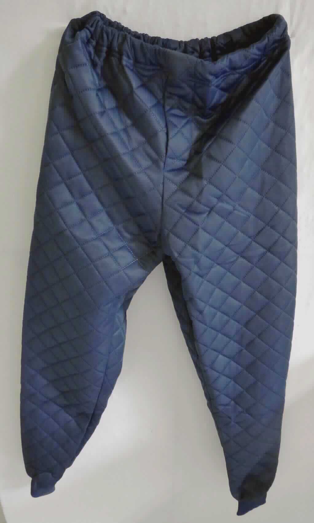 Lange Hose, sog. Thermo-Bundhose, TH, JET-SET, blau, Größe XL, Foto siehe Anlage,
- in einem Polybeutel verpackt,
- aus einem ca. 2,4 mm dicken, dreilagigen, durch Heißbinden abgeteilten Verbunderzeugnis 
  mit einer Außen- und Innenlage aus einfarbigen Gewirken laut Antrag aus 100 % Polyamid
  (synthetische Chemiefasern) und einer Zwischenlage aus Wattierungsstoff (Meterware der 
  Position 5811),
- in der Taille abschließend; mit einem durchgehenden, elastischen Taillenbund; vorne
  unterhalb des Taillenbundes mit einer ca. 14 cm langen Öffnung ohne Verschluss mit
  Überlappung von links über rechts (Männerkleidung),
- mit langen, bis zu den Knöcheln reichenden Hosenbeinen,
- mit angesetzten, verengenden, gerippt gewirkten Bündchen an den Beinabschlüssen,
- kennzeichnet sich aufgrund der Ausstattung und des Verwendungszweckes (wird als
  Kälteschutzkleidung zum Wärmen zwischen Unterwäsche und Oberkleidung getragen)
  nicht als Unterhose (Unterwäsche) der Position 6107.

"Lange Hose, aus Gewirken, für Männer, aus synthetischen Chemiefasern"