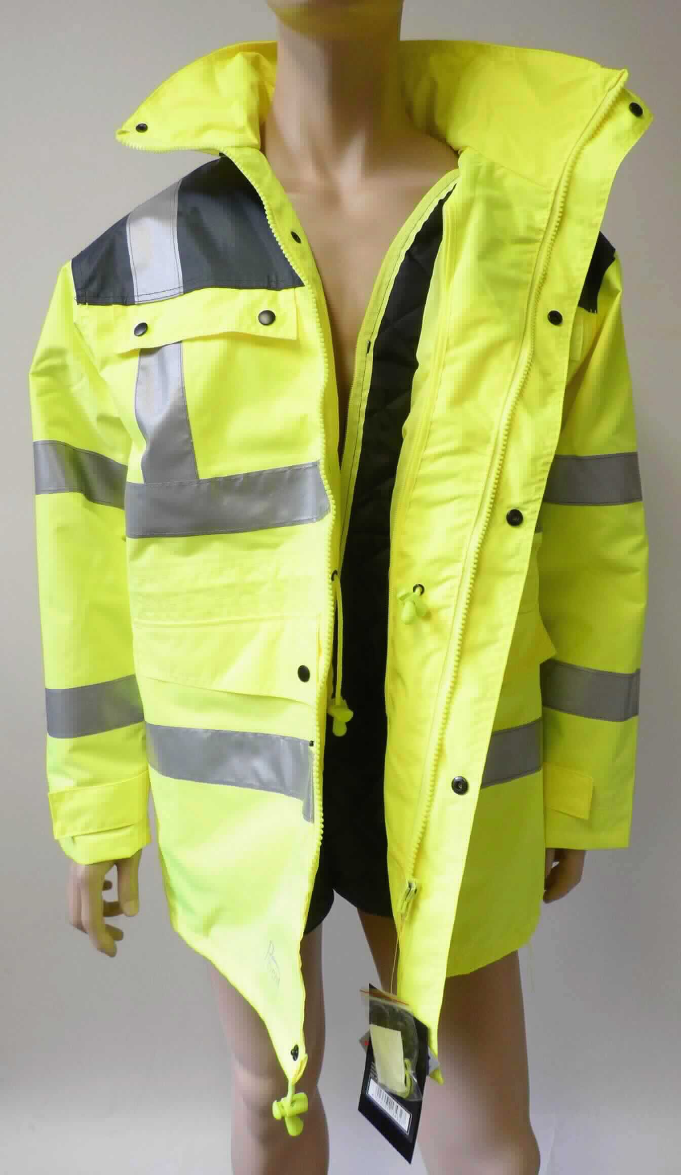 Anorak, sog. Warnschutzparka gelb/grau, Art.Nr. 3150, Größe M, Foto siehe Anlage,
- in einem Polybeutel mit eingelegter Produktinformation verpackt,
- aus verschiedenen ca. 0,3 mm dicken, einfarbigen Geweben der Position 5903 (auf der Innenseite mit
  Kunststoff bestrichene und mit einer geprägten Kunststofffolie (kein Zellkunststoff) versehene Gewebe),
  laut Antrag aus 100 % Polyester (synthetische Chemiefasern), 
- mit einem heraustrennbaren, wattiert abgesteppten Futter, das aufgrund der Ausstattung (u. a. auch
  im Nacken verlaufender Reißverschluss) nicht separat als Kleidungsstück getragen werden kann,
- bis über den Schritt, jedoch nicht über den halben Oberschenkel reichend (Rückenlänge: ca. 87 cm); somit kein 
  Parka oder Mantel,
- mit Stehkragen, mit einrollbarer Kapuze mit Tunnelzug,
- vorn mit einer durchgehenden Öffnung mit Reißverschluss, verdeckt von einer Patte mit Druckknopfverschluss 
  von links über rechts (Männerkleidung),
- mit langen Ärmeln, an den Ärmelenden mit Klettverschlussriegel zu verengen,
- mit ca. 5 cm breiten, reflektierenden Streifen ausgestattet,
- vorn mit vier eingesetzten Taschen mit Druckknopfverschluss,
- im Bereich der Taille und am unteren Rand mit einem Kordelzug zu verengen.

"Kleidung aus Erzeugnissen der Position 5903, aus Geweben, andere als in den Unterpositionen 6210 20 und
 6210 30 genannte, für Männer"