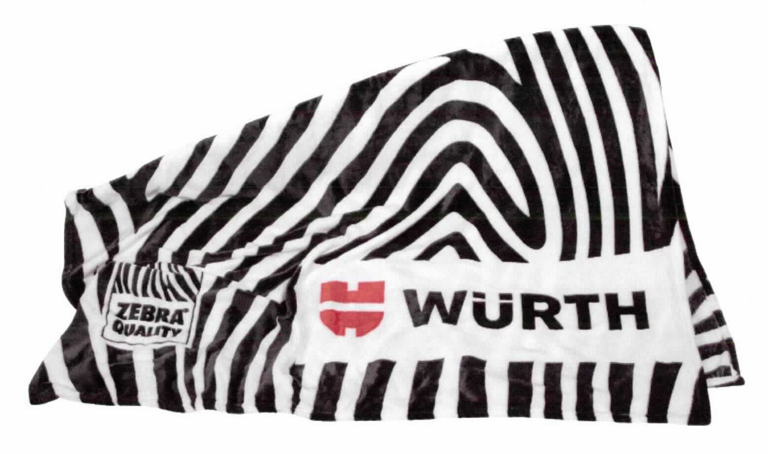 Decke, Foto siehe Anlage,
- rechteckig, laut Antrag in den Abmessungen: 150 cm x 200 cm,
- aus bedruckten Plüschgewirken aus laut Antrag 100 % Polyester (synthetische Chemiefasern),
- an allen Rändern durch Umschlagen und Festnähen gesäumt (somit konfektioniert),
- ohne elektrische Heizvorrichtung.

"Decke, aus Spinnstoffen, ohne elektrische Heizvorrichtung, aus synthetischen Chemiefasern, aus Gewirken"