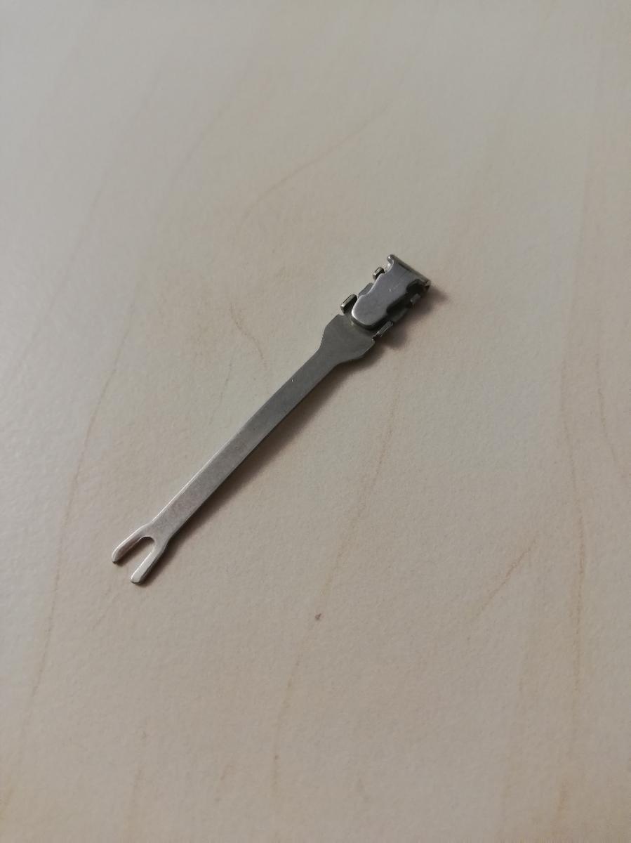 Bei der sog. "Clipfeder" handelt es sich um ein ca. 40,5 mm langes und ca. 5 mm breites Erzeugnis aus unedlem Metall, keine Spiralfeder, mit einem u-förmigen Ende, welches im Inneren eines Halteclips für einen Kugelschreiber befestigt wird und dann insgesamt in den Schaft eines Kugelschreibers eingeklemmt wird.

Die Ware ist als erkennbares "Teil für einen Kugelschreiber, Clipfeder" einzureihen.