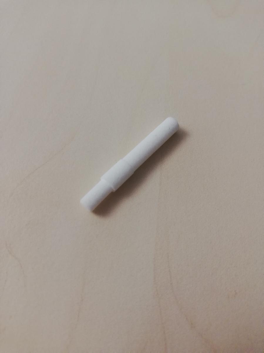 Es handelt sich um ein Teil eines Markers in Form eines weißen Tintenleitereinsatzes, bestehend aus einem Stäbchen aus porösem Polyethylen. Der sich an einem Ende verjüngende Tintenleitereinsatz ist ca. 32 mm lang und besitzt einen Durchmesser von ca. 4 mm.

Die Ware ist erkennbar zur Verwendung in einem Markierstift bestimmt und dient zum Transport der Tinte vom Vorratsbehälter im Schreibgerät zur Schreibspitze.

Das Erzeugnis ist als "Teil für einen Markierstift mit Filzspitze oder anderer poröser Spitze, nicht von der Unterposition (HS) 9608 91 erfasst" einzureihen.