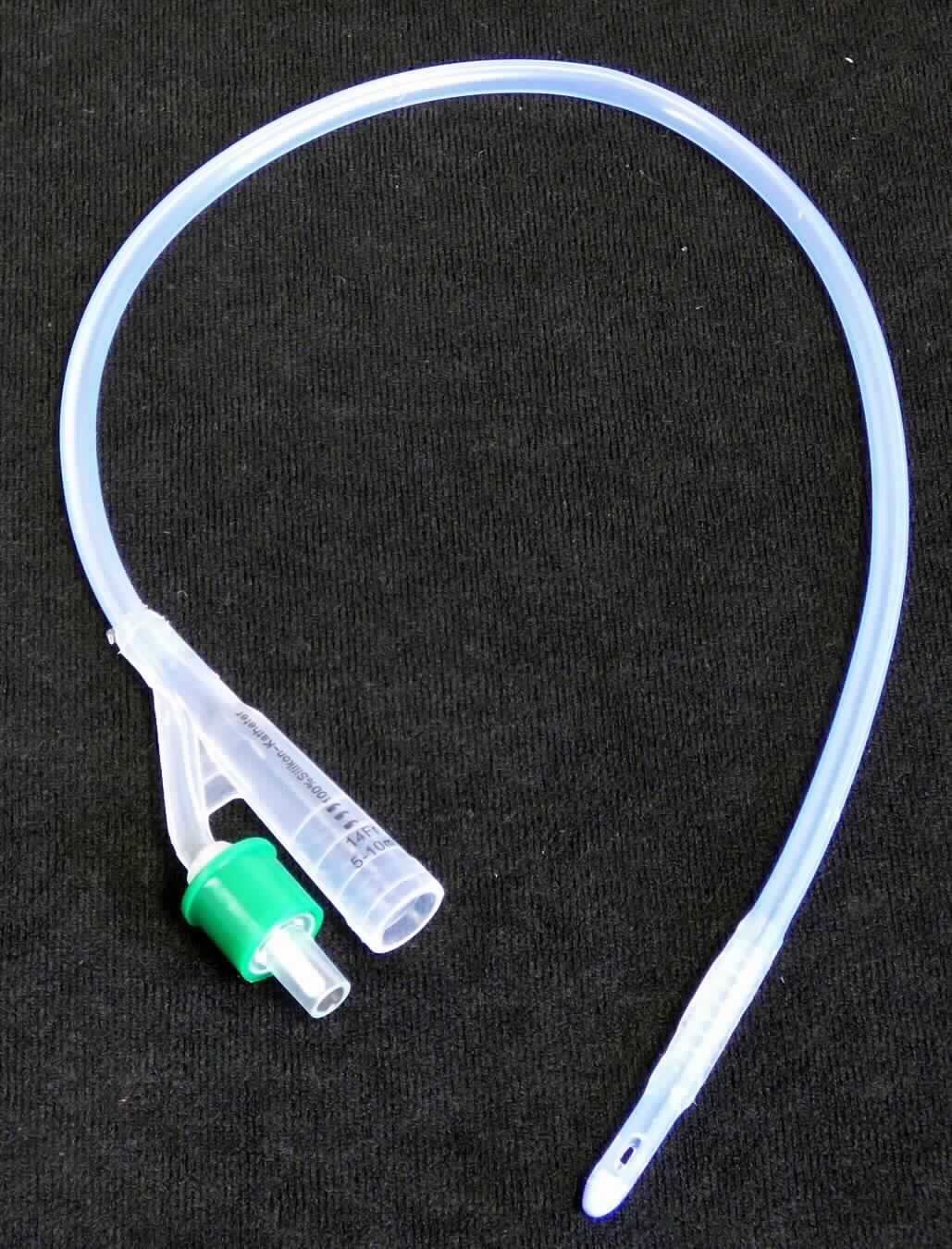 Sog. Foleykatheter 2-Weg, im Wesentlichen bestehend aus einem 2-Wege-Katheter, transparent, schlauchförmig, aus Silikon, 40 cm lang, mit einer Dicke von CH 06 bis CH 10 bzw. CH 12 bis CH24 und einem durchgehenden Röntgenkontraststreifen, für den einmaligen Gebrauch, einseitig mit atraumatischer, geschlossener Hohlspitze mit zwei sich gegenüberliegenden Öffnungen (sog. Augen) und einem angebrachten, blockbaren Ballon mit einem Volumen je nach Ausführung von 5 bzw. 10 ml sowie mit einem ca. 9 cm langen, Y-förmigen 2-Wege-Ansatzstück mit farblich codiertem Luer-Lock am anderen Ende (äußere Form siehe Abbildung in der Anlage). Der Katheter befindet sich in einer Kunststofftüte.
Der Katheter wird eingesetzt für die routinemäßige Entleerung der Harnblase und für die postoperative Drainage.

Die Ware wird als "medizinisches Instrument (Katheter), nicht von den Unterpositionen (KN) 9018 11 00 bis 9018 32 90 erfasst" eingereiht.