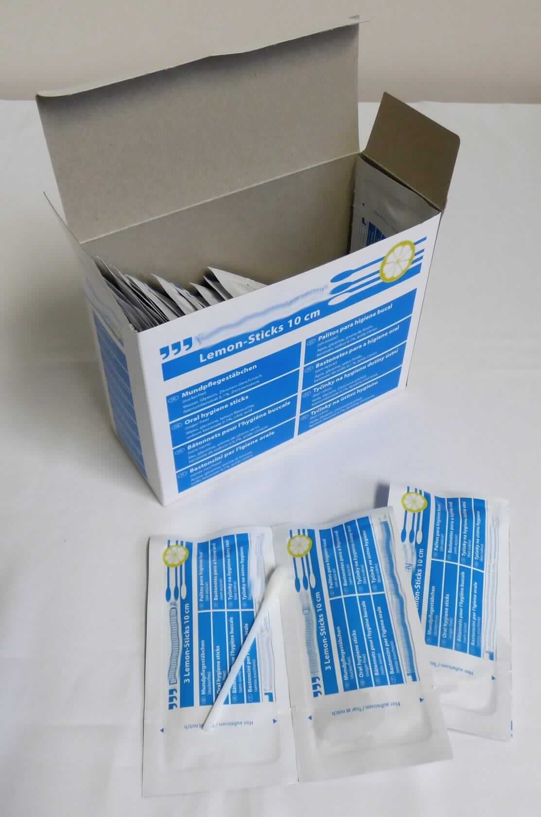 Anderes Zahn-und Mundpflegemittel; getränkte Wattestäbchen zur Mundpflege

Bei der vorgelegten Ware handelt es sich um jeweils drei zusammen verpackte ca. 10 cm lange Wattestäbchen zum einmaligen Gebrauch, die mit einer nach Zitrone riechenden wässrigen Lösung getränkt sind. Jeweils drei Stäbchen sind zusammen in einer Packung aus Verbundfolie verpackt und 25 dieser Packungen sind in einer bunt bedruckten Pappfaltschachtel für den Einzelverkauf als Mittel zur Mundpflege aufgemacht.

Die Ware ist als Zubereitung zur Mundpflege in die Position 3306 der Kombinierten Nomenklatur einzureihen. Eine Einreihung als Ware der Position 3005 der KN scheidet aus.