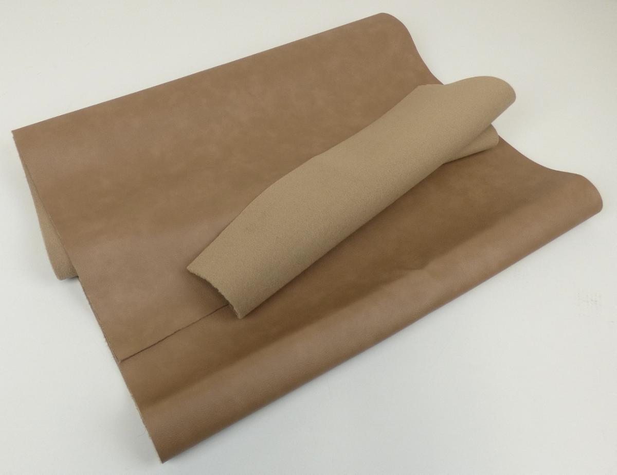 Mit Kunststoff überzogenes Gewirke, sog. Möbelbezugsstoff, Foto siehe Anlage,
- als Meterware, mit einer Breite von mehr als 30 cm,
- laut Untersuchungsergebnis:
-- aus einem Gewirke (= Gewebe im Sinne des Kapitels 59) aus synthetischen Chemiefasern, das auf
   der Außenseite mit bloßem Auge wahrnehmbar mit geprägtem Zellkunststoff (laut Antrag
   Polyvinylchlorid) überzogen ist; das Gewirke ist geraut, dicht und dicker (ca. 2/3 der Gesamtdicke) als
   der Zellkunststoff und dient damit nicht nur der Verstärkung,
- von Hand bei einer Temperatur zwischen 15 und 30 °C auf einen Dorn von 7 mm Durchmesser
  aufrollbar, ohne rissig zu werden.

"Gewebe, mit Kunststoff (Polyvinylchlorid) überzogen, anderes als solche der Position 5902"