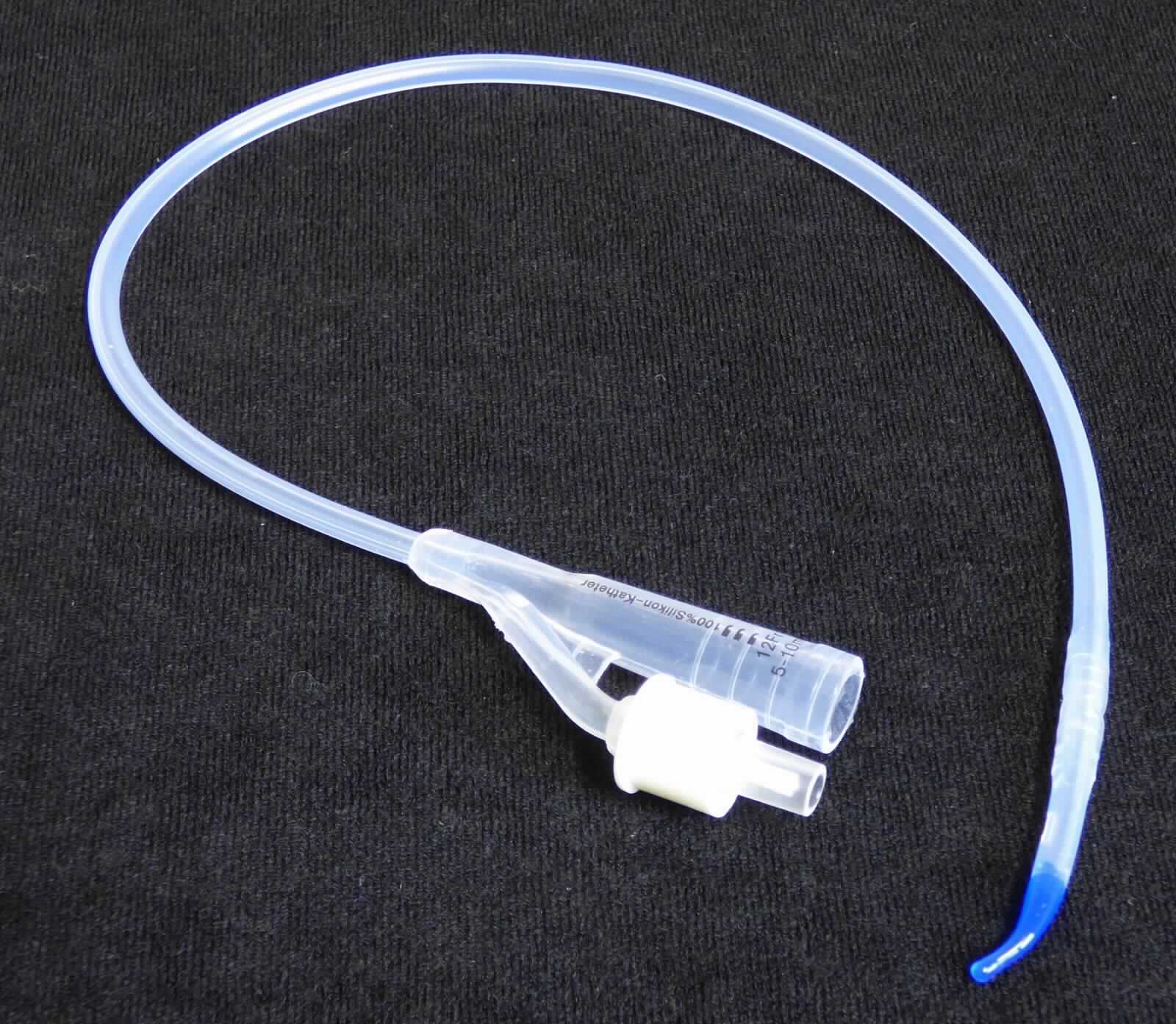 Sog. Tiemannkatheter 2-Weg, im Wesentlichen bestehend aus einem 2-Wege-Katheter, transparent, schlauchförmig, aus Silikon, 40 cm lang, mit einer Dicke von CH 10 bis CH 24 und einem durchgehenden Röntgenkontraststreifen, für den einmaligen Gebrauch, einseitig mit atraumatischer, geschlossener Hohlspitze mit zwei sich gegenüberliegenden Öffnungen (sog. Augen) und einem angebrachten, blockbaren Ballon mit einem Volumen je nach Ausführung von 5 bzw. 10 ml (CH 10 3,5 ml) sowie mit einem ca. 9 cm langen, Y-förmigen 2-Wege-Ansatzstück mit farblich codiertem Luer-Lock am anderen Ende (äußere Form siehe Abbildung in der Anlage). Der Katheter befindet sich in einer Kunststofftüte.
Der Katheter wird eingesetzt für die routinemäßige Entleerung der Harnblase und für die postoperative Drainage.

Die Ware wird als "medizinisches Instrument (Katheter), nicht von den Unterpositionen (KN) 9018 11 00 bis 9018 32 90 erfasst" eingereiht.