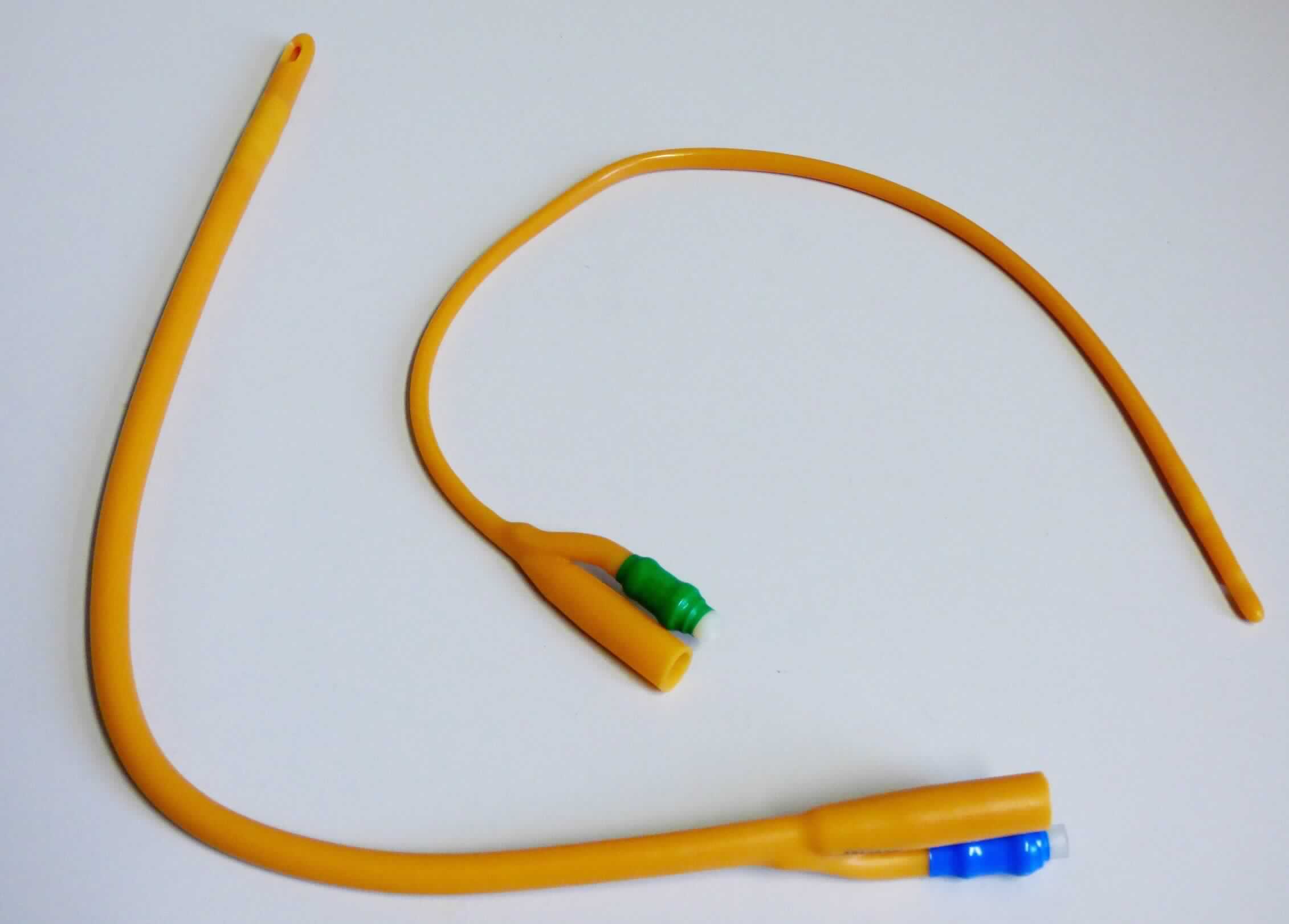 Sog. Latex-Ballonkatheter, im Wesentlichen bestehend aus einem 40 cm langen (Gesamtlänge) doppellumigem Katheter aus Latex mit einer Oberflächenbeschichtung aus Silikon, mit Ablauftrichter und Ventil-Ansatzstück am patientenfernen Ende sowie mit zusätzlichen seitlichen Öffnungen an der offenen Spitze, dahinter mit einem Ballon versehen, der zum Blocken mit Flüssigkeit bestimmt ist. Der Ballon hat je nach Modell  eine Kapazität von 5 - 15 ml bzw. 30 - 50 ml. Das Ventil des Füllkanals ist für Luer-Lock Spritzenansätze. Die Rückschlagventile sind aus Polypropylen und rostfreiem Stahl (äußere form siehe Abbildung in der Anlage).
Der Katheter wird durch den Bauchraum direkt in der Harnblase platziert (suprapubischer Zugang) und durch anschließende Füllung des Ballons mit sterilem Wasser wird das Herausgleiten verhindert. Der Blasenkatheter ermöglicht das Ableiten des Urins in einen Beutel, z. B. bei Harnverhalt oder Inkontinenz.
Der von einer Kunststoffhülle umgebene Katheter ist zusätzlich in einer Papierfolienpackung steril eingeschweißt.

Die Ware wird als "medizinisches Instrument (Katheter), nicht von den Unterpositionen (KN) 9018 11 00 bis 9018 32 90 erfasst" eingereiht.