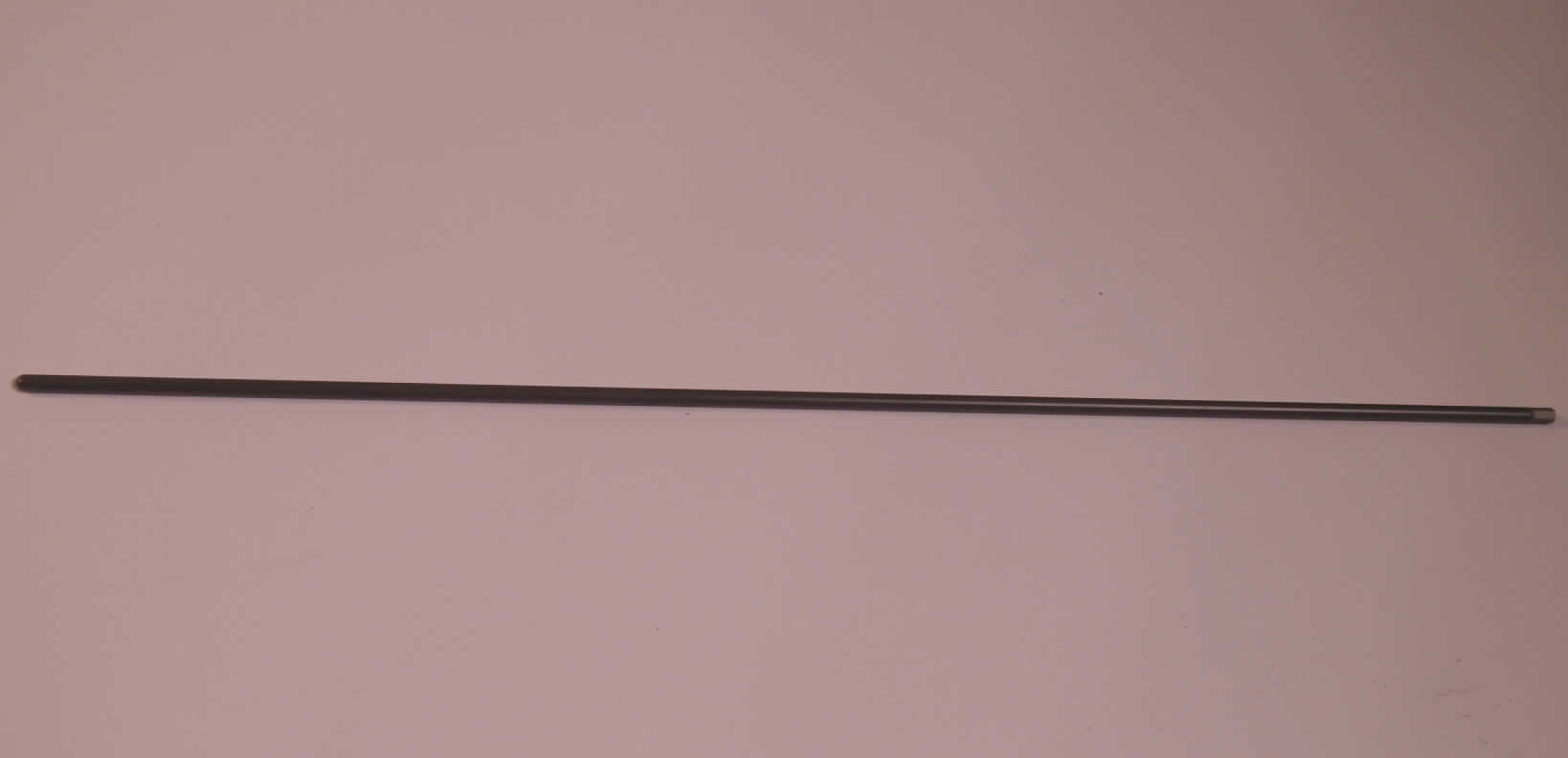 Sog. Implantatstab, im Wesentlichen bestehend aus einem 50 cm langen Stab aus Reintitan (Ti Güte 4), mit einem Durchmesser von 5,5 mm, einem gefasten und einem Ende mit Sechskant, skaliert und versehen mit einem Alpha-Symbol sowie den Angaben 690059 500mm Ti ALLOY CE-Kennung 0413 (äußere Form siehe Abbildung in der Anlage).
Die Vorrichtung ist Bestandteil eines in den menschlichen Körper zu implantierenden Systems, zur Behandlung verschiedener Erkrankungen oder Frakturen der Wirbelsäule und wird im Rahmen der Wirbelsäulenchirurgie eingesetzt.

Sie wird als "Teil, erkennbar hauptsächlich bestimmt für eine Vorrichtung zum Behandeln von Knochenbrüchen" eingereiht.