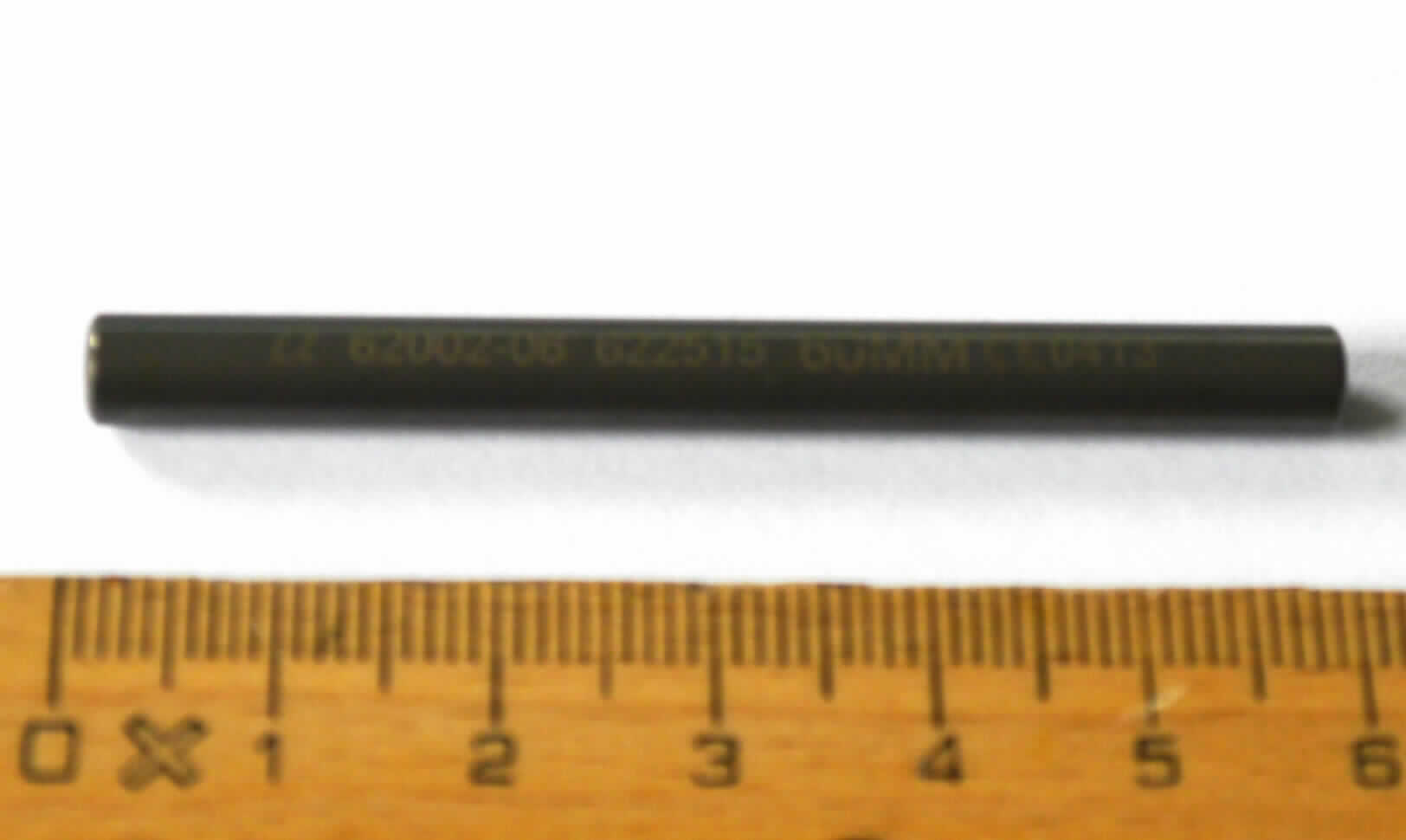 Sog. Implantatstab, im Wesentlichen bestehend aus einem 6 cm langen Stab aus Reintitan (Ti Güte 4), mit 5,5 mm Durchmesser, skaliert, an beiden Enden mit Innensechskant, versehen mit einem Alpha-Symbol und der Aufschrift 622515 60mm CE 0416 (äußere Form siehe Abbildung in der Anlage).
Die Vorrichtung ist Bestandteil eines in den menschlichen Körper zu implantierenden Systems, zur Behandlung verschiedener Erkrankungen oder Frakturen der Wirbelsäule und wird im Rahmen der Wirbelsäulenchirurgie eingesetzt.

Sie wird als "Teil, erkennbar hauptsächlich bestimmt für eine Vorrichtung zum Behandeln von Knochenbrüchen" eingereiht.