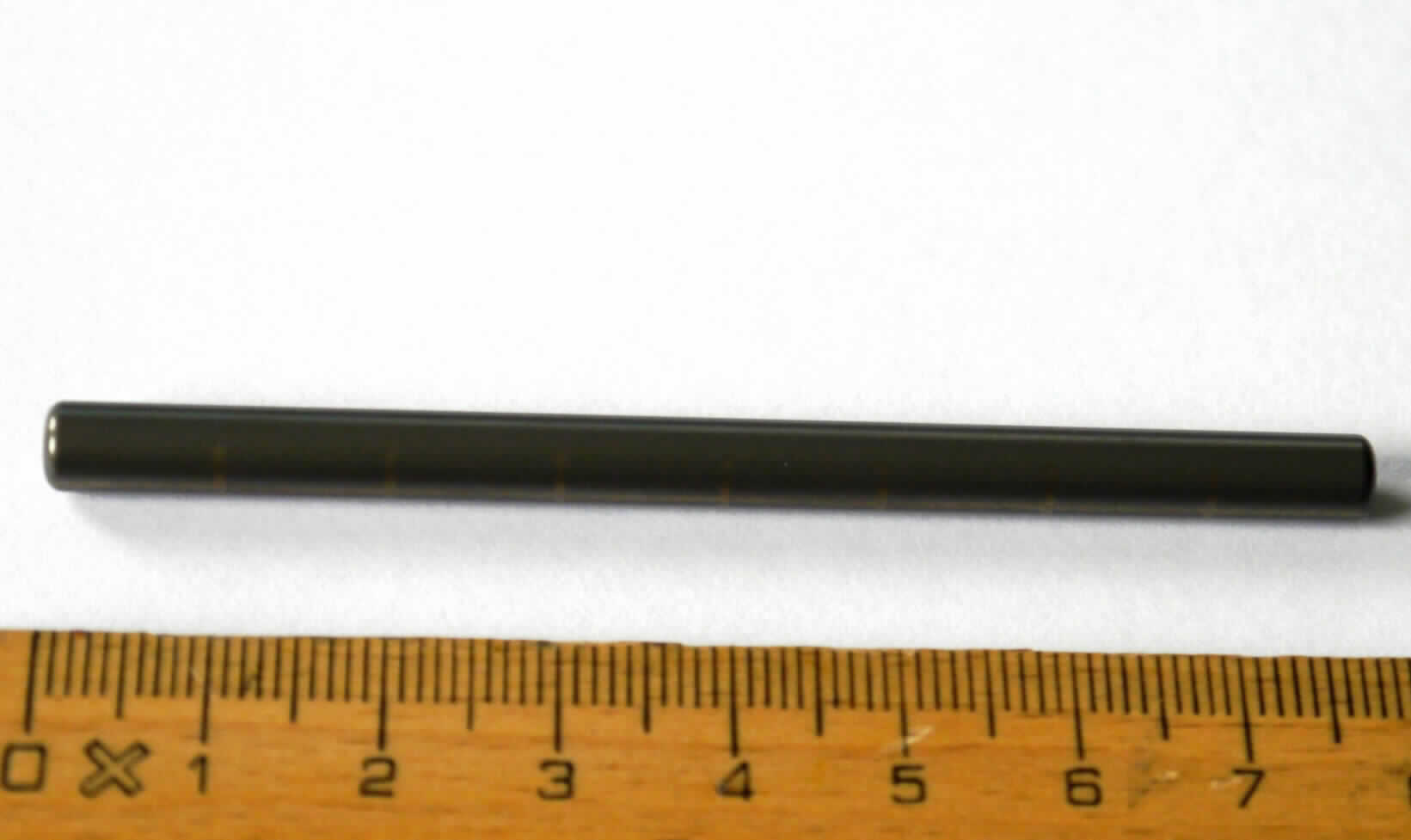 Sog. Implantatstab, im Wesentlichen bestehend aus einem 8 cm langen Stab aus Reintitan (Ti Güte 4), mit einem Durchmesser von 5,5 mm, skaliert, an beiden Enden gefast und versehen mit einem Alpha-Symbol sowie den Angaben 691695 80mm CE 0413. (äußere Form siehe Abbildung in der Anlage).
Die Vorrichtung ist Bestandteil eines in den menschlichen Körper zu implantierenden Systems, zur Behandlung verschiedener Erkrankungen oder Frakturen der Wirbelsäule und wird im Rahmen der Wirbelsäulenchirurgie eingesetzt.

Sie wird als "Teil, erkennbar hauptsächlich bestimmt für eine Vorrichtung zum Behandeln von Knochenbrüchen" eingereiht.
