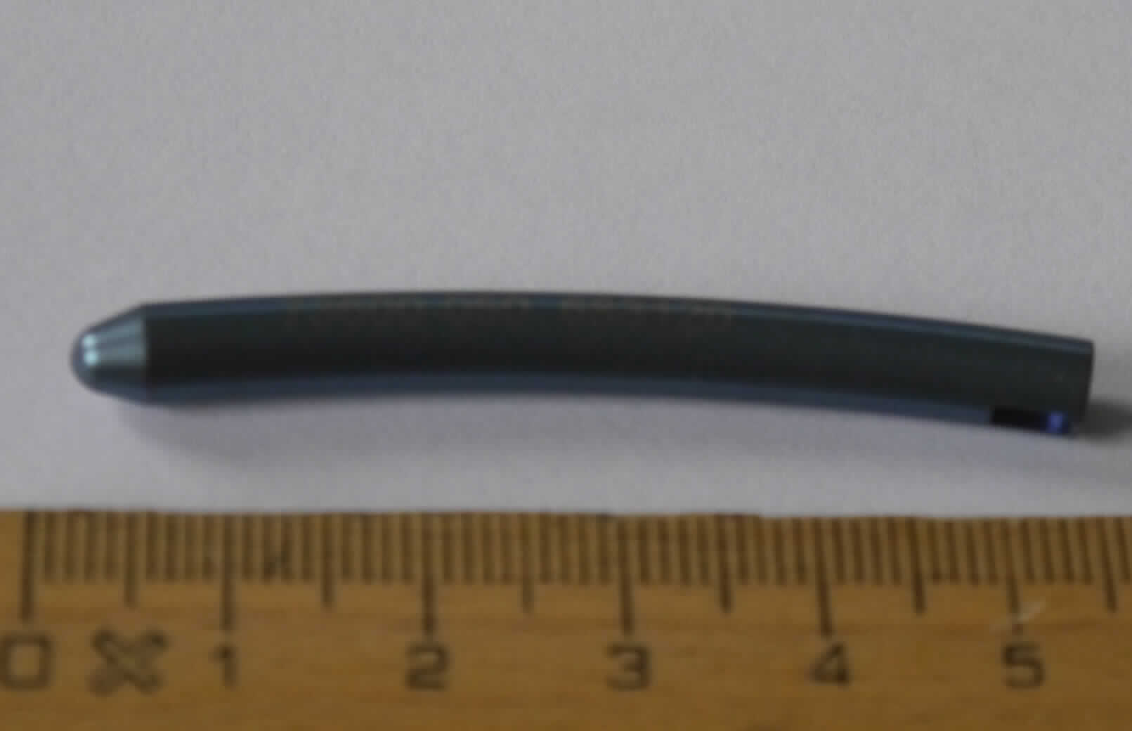 Sog. Implantatstab, im Wesentlichen bestehend aus einem 5 cm langen, gebogenen Stab aus Reintitan (Ti Güte 4), mit einem Durchmesser von 5,5 mm, einer atraumatischen Spitze, zwei Einkerbungen am Ende, skaliert und versehen mit einem Alpha-Symbol sowie den Angaben 50mm CE0 413. (äußere Form siehe Abbildung in der Anlage).
Die Vorrichtung ist Bestandteil eines in den menschlichen Körper zu implantierenden Systems, zur Behandlung verschiedener Erkrankungen oder Frakturen der Wirbelsäule und wird im Rahmen der Wirbelsäulenchirurgie eingesetzt.

Sie wird als "Teil, erkennbar hauptsächlich bestimmt für eine Vorrichtung zum Behandeln von Knochenbrüchen" eingereiht.