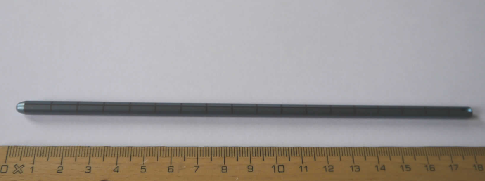 Sog. Implantatstab, im Wesentlichen bestehend aus einem 18 cm langen Stab aus Reintitan (Ti Güte 4), mit einem Durchmesser von 5,5 mm, einer atraumatischen Spitze und einem Ende mit zwei Einkerbungen, skaliert und versehen mit einem Alpha-Symbol sowie den Angaben 671489 CE0413 180mm (äußere Form siehe Abbildung in der Anlage).

Die Vorrichtung ist Bestandteil eines in den menschlichen Körper zu implantierenden Systems, zur Behandlung verschiedener Erkrankungen oder Frakturen der Wirbelsäule und wird im Rahmen der Wirbelsäulenchirurgie eingesetzt.

Sie wird als "Teil, erkennbar hauptsächlich bestimmt für eine Vorrichtung zum Behandeln von Knochenbrüchen" eingereiht.