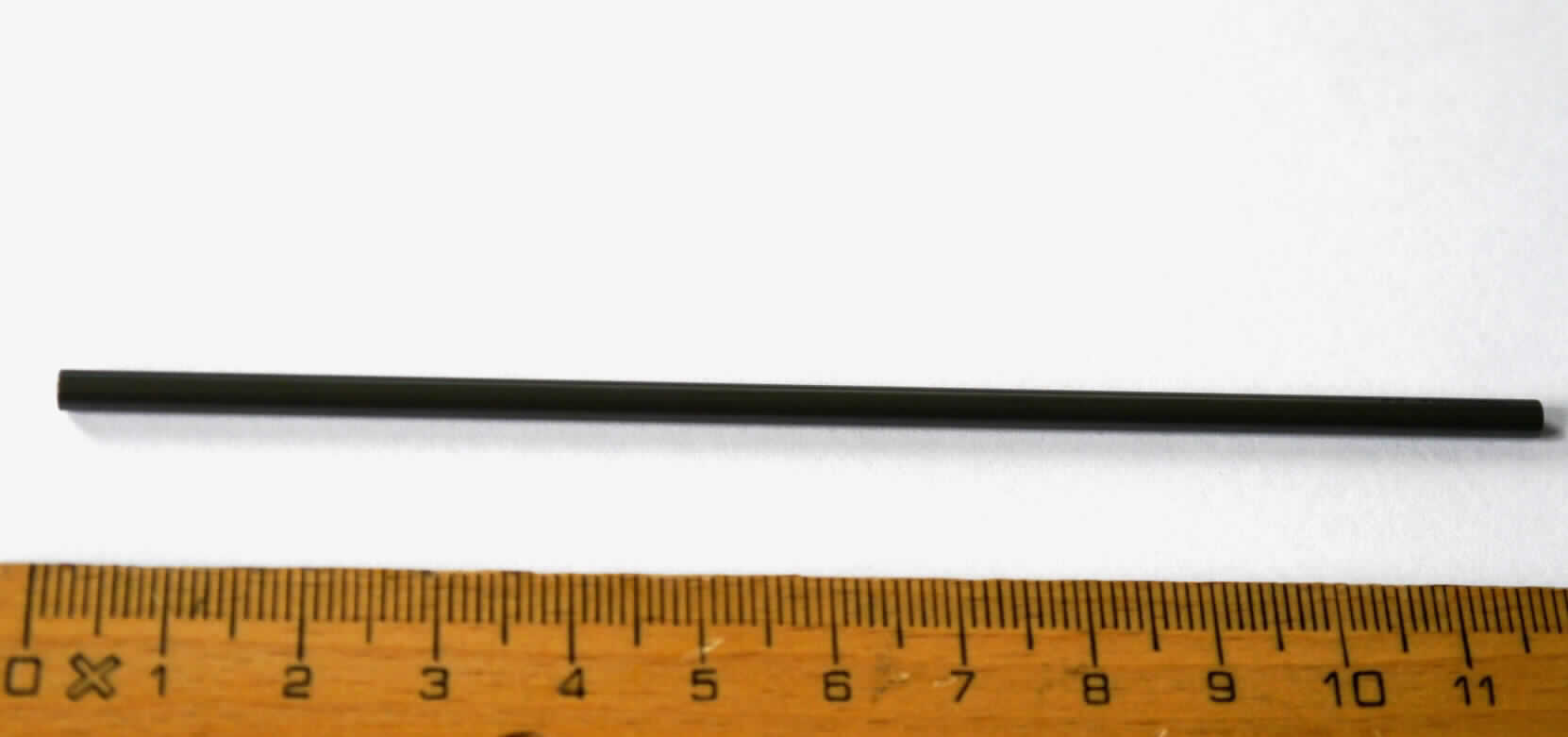Stab aus Titan

Bei der Ware handelt es sich um ein metallisches Erzeugnis mit über die gesamte Länge gleichbleibendem, kreisförmigem Querschnitt mit glatten Enden. Bei dem Material handelt es sich nach den Angaben um Reintitan der Güte 4. Der äußere Durchmesser beträgt 3,3 mm und die Länge beträgt 120 mm. 
Das Erzeugnis dient als Bestandteil eines Halswirbelsäulenimplantats für den menschlichen Körper. Die Verwendung des Stabs als Teil für eine Vorrichtung zum Behandeln von Knochenbrüchen kann nicht von seinen objektiven Merkmalen abgeleitet werden.

Die Ware ist daher nach ihrer stofflichen Beschaffenheit als "andere Stange aus Titan" in die Codenummer 
8108 9030 90 0 des Zolltarifs einzureihen.