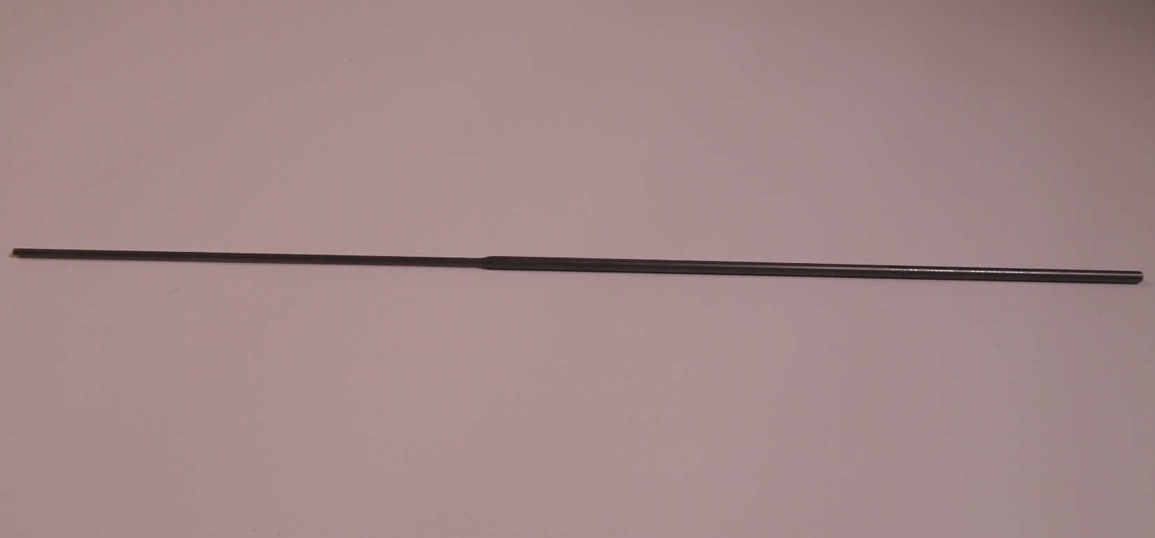 Sog. Implantatstab, im Wesentlichen bestehend aus einem 50 cm langen Stab aus Reintitan (Ti Güte 4), mit einem Durchmesser von 5,5 mm für die ersten 30 cm und dann verjüngend auf 3,5 cm Durchmesser für die verbleibenden 20 cm, zwei gefasten Enden, versehen mit einem Alpha-Symbol sowie den Angaben  500mm 7115501 CE 0413 (äußere Form siehe Abbildung in der Anlage).
Die Vorrichtung ist Bestandteil eines in den menschlichen Körper zu implantierenden Systems, zur Behandlung verschiedener Erkrankungen oder Frakturen der Wirbelsäule und wird im Rahmen der Wirbelsäulenchirurgie eingesetzt.

Sie wird als "Teil, erkennbar hauptsächlich bestimmt für eine Vorrichtung zum Behandeln von Knochenbrüchen" eingereiht.