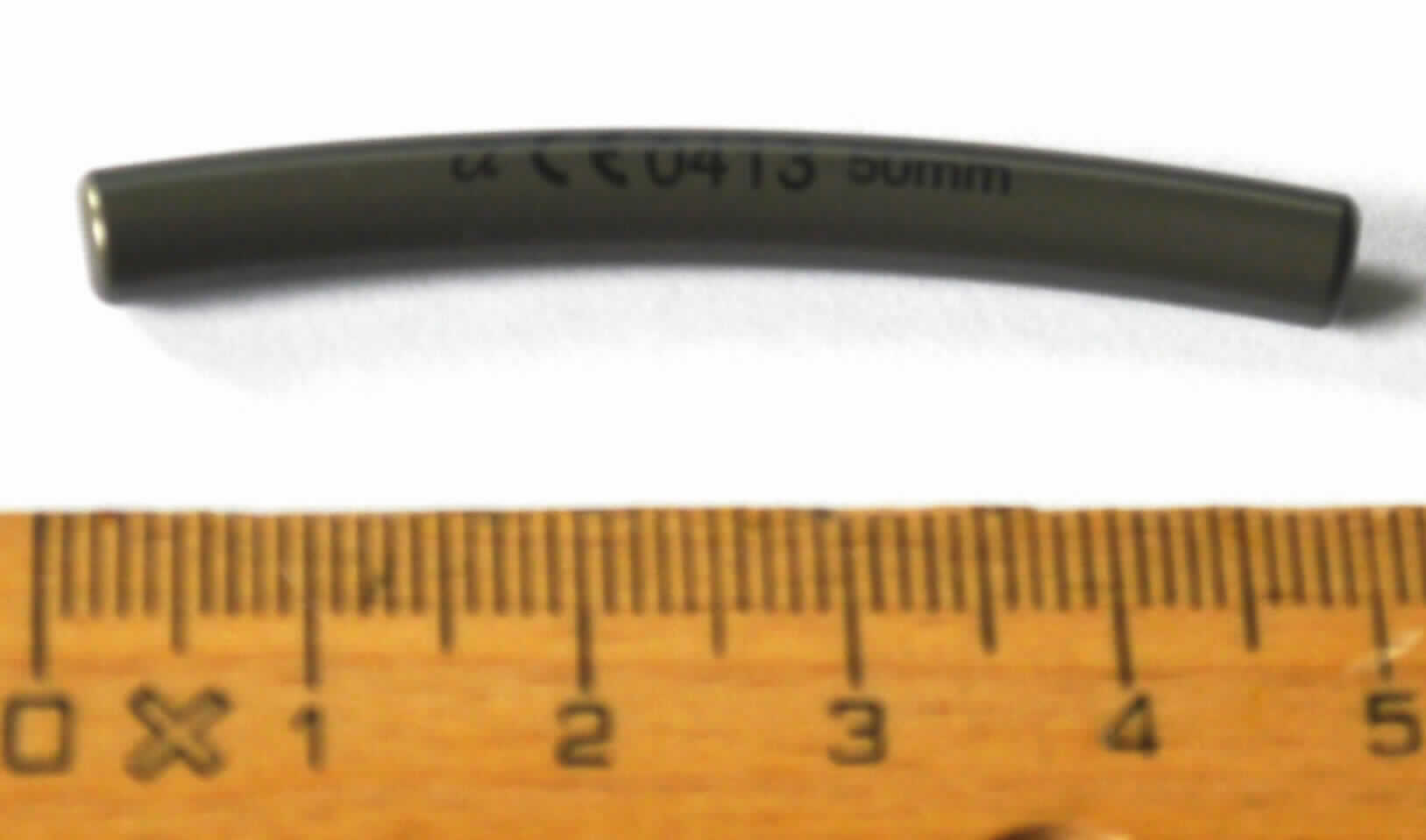 Sog. Implantatstab, im Wesentlichen bestehend aus einem 5 cm langen, gebogenen Stab aus Reintitan (Ti Güte 4), mit einem Durchmesser von 5,5 mm, zwei gefasten Enden, versehen mit einem Alpha-Symbol sowie den Angaben 7858907 CE-Kennung 0413 50mm (äußere Form siehe Abbildung in der Anlage).
Die Vorrichtung ist Bestandteil eines in den menschlichen Körper zu implantierenden Systems, zur Behandlung verschiedener Erkrankungen oder Frakturen der Wirbelsäule und wird im Rahmen der Wirbelsäulenchirurgie eingesetzt.

Sie wird als "Teil, erkennbar hauptsächlich bestimmt für eine Vorrichtung zum Behandeln von Knochenbrüchen" eingereiht.