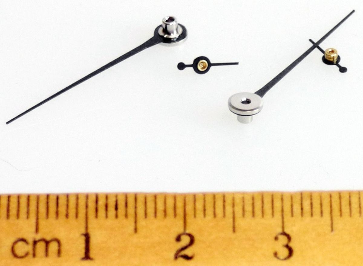 Sog. kleiner Zeiger 5.2201, im Wesentlichen bestehend aus speziell gehärtetem, unedlen Metall, mit einer Länge von ca. 7 mm, mit einer Verdickung als Gegengewicht an einem Ende und mit einer Buchse zur Befestigung auf einer Welle einer Messuhr ausgestattet.

Die Ware ist dazu bestimmt, in mechanischen Messuhren zur Anzeige verwendet zu werden, kann aber dem Grunde nach auch in Uhrmacherwaren Verwendung finden.

Das Erzeugnis ist als "anderes, als von den vorgenannten Positionen bzw. Unterpositionen erfasstes Uhrenteil, nicht für bestimmte Luftfahrzeuge bestimmt" einzureihen.