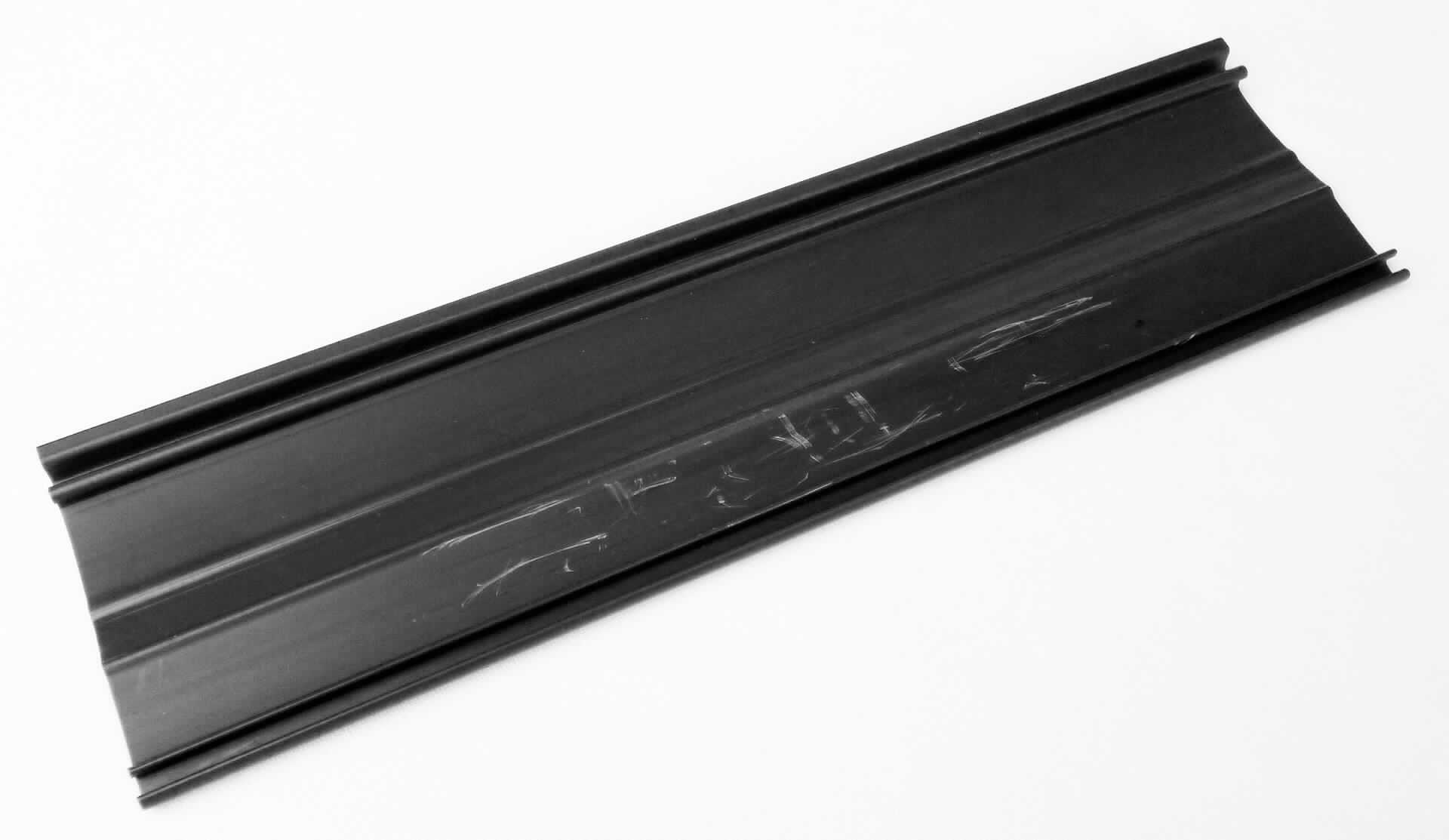Angaben des Antragstellers:
Klemmleiste aus PVC (auch mit einem selbstklebenden Streifen) in Längen bis 130 cm
- eine in sich zusammenklappbare Leiste mit Nut und Feder, in weiß oder anthrazit
- zum Fixieren von Lamellen eines Insektenschutzvorhangs aus Fiberglasgewebe

Feststellungen an Warenmustern:
Es wurden zwei anthrazitfarbene, in der Mitte zusammenklappbare Kunststoffprofile mit Nut und Feder (Breite: ca. 5,2 cm) vorgelegt. Eines der Profile ist auf der Innenseite mit einem ca. 1 cm breiten Klebestreifen mit Schutzpapier versehen.

Befund:
Es handelt sich um Profile aus Polymeren des Vinylchlorids der Unterposition (KN) 3916 2000.