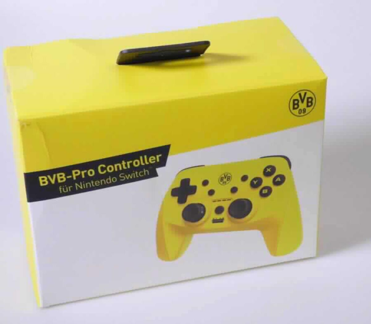 Es handelt sich um einen Gamecontroller (kabelloser Controller;sog. snakebyte PS4 BVB-Controller Pro, Art. SB913877), 
- lt. Antragsangaben primär für die kabellose Verwendung mit einer speziellen tragbaren
  Videospielkonsole (hier: Nintendo Switch) bestimmt,
- mit einem ergonomisch geformten, gelben Kunststoffgehäuse mit dem Logo des "BVB"
  auf der Vorderseite,
- mit den Abmessungen von ca. 15 x 11 x 5 cm,
- mit einem eingebauten Akku und einem Mini-USB-Port,
- mit verschiedenen Bedienelementen (u.a. Steuerkreuz, zwei analogen Control-Sticks sowie
  Aktionstasten) ausgestattet.

Der Controller (charakterverleihend) ist gemeinsam mit einem USB-Ladekabel und einer
Gebrauchsanleitung als Warenzusammenstellung in einem bedruckten Verkaufskarton 
mit Aufhängevorrichtung für den Einzelverkauf aufgemacht.

Derartige Erzeugnisse werden zolltariflich als "Teil, erkennbar hauptsächlich bestimmt für 
Videospielkonsolen der Unterposition (KN) 9504 5000" eingereiht.