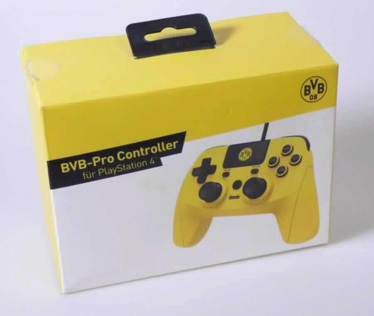 Es handelt sich um einen Gamecontroller (kabelgebundener Controller; sog. snakebyte PS4 BVB-Controller Pro; Art. SB913860), 
- lt. Antragsangaben primär für die Verwendung mit einer Videospielkonsole 
  (hier: Playstation 4) bestimmt,
- mit einem ergonomisch geformten, gelben Kunststoffgehäuse mit dem Logo des "BVB"
  auf der Vorderseite,
- mit den Abmessungen von ca. 14,5 x 11 x 5,5 cm,
- mit einem fest installierten USB-Anschlusskabel (Länge ca. 3 m)
- mit verschiedenen Bedienelementen (u.a. Steuerkreuz, zwei analogen Control-Sticks, Touchpad
  sowie Aktionstasten) ausgestattet.

Die Ware ist gemeinsam mit einer Gebrauchsanleitung in einem bedruckten Verkaufskarton
verpackt.

Derartige Erzeugnisse werden zolltariflich als "Teil, erkennbar hauptsächlich bestimmt für 
Videospielkonsolen der Unterposition (KN) 9504 5000" eingereiht.