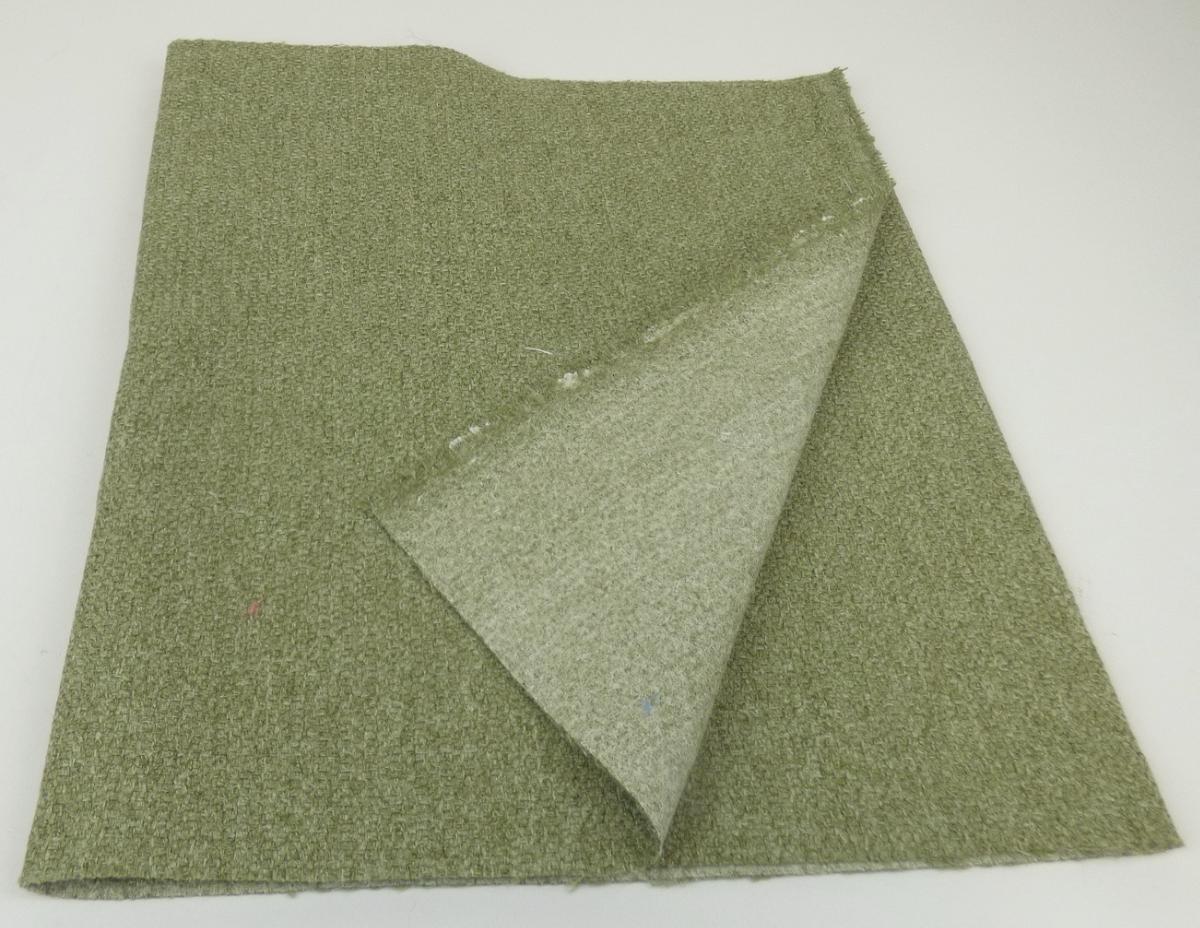 Mit Kunststoff bestrichenes Gewebe, sog. Möbelbezugsstoff, Foto siehe Anlage,
- als Meterware, mit einer Breite von mehr als 30 cm,
- aus einem buntgewebten Gewebe aus synthetischen Chemiefasern; das auf der Rückseite mit dem
  bloßen Auge wahrnehmbar mit Kunststoff (laut Antrag Polyurethan; kein Zellkunststoff) bestrichen ist,
  u. a. somit keine Ware der Position 5407,
- von Hand bei einer Temperatur zwischen 15 und 30 °C auf einen Dorn von 7 mm Durchmesser
  aufrollbar, ohne rissig zu werden.

"Gewebe, mit Kunststoff (Polyurethan) bestrichen, anderes als solche der Position 5902, anderes als in 
 der Unterposition 5903 2090 20 genannte"