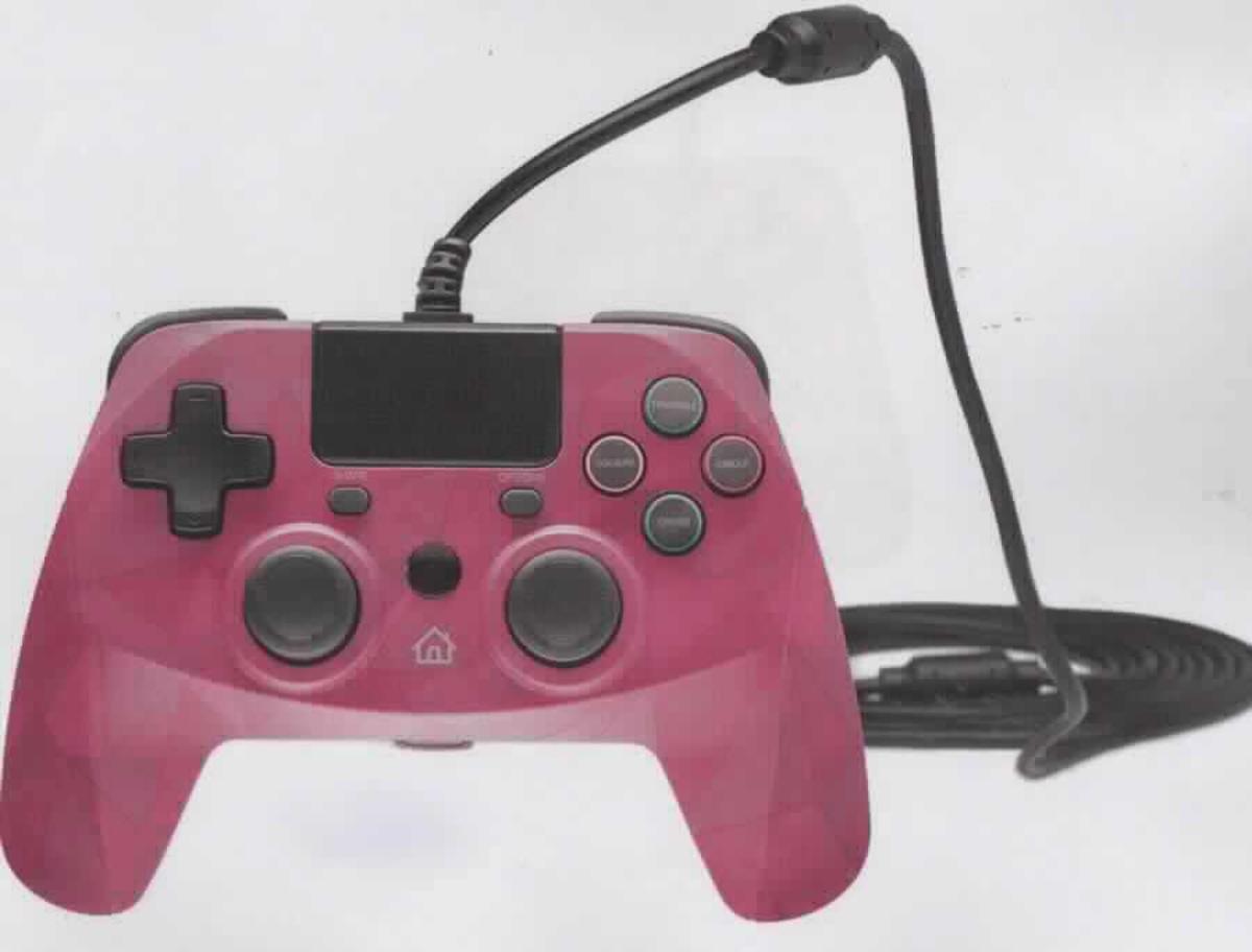 Es handelt sich um zwei leidglich durch Beschreibung veranschaulichte Gamecontroller 
(sog. kabelgebundener Videospielcontroller; Art. SB913471, SB 913488, 
  in den Ausführungen snakebyte Game: Pad 4 S Bubblegum Camo und Flamingo Pink), 
- lt. Antragsangaben primär für die kabellose Verwendung mit einer Videospielkonsole 
  (hier: Playstation 4) bestimmt,
- mit einem ergonomisch geformten, pinken bzw. pink gemusterten Kunststoffgehäuse,
- mit einem fest installierten USB-Anschlusskabel (Länge ca. 3 m),
- mit verschiedenen Bedienelementen (u.a. Steuerkreuz, zwei analogen Controll-Sticks, 
  Touchpad, Trigger sowie Aktionstasten) ausgestattet.

Derartige Erzeugnisse werden zolltariflich als "Teil, erkennbar hauptsächlich bestimmt für 
Videospielkonsolen der Unterposition (KN) 9504 5000" eingereiht.