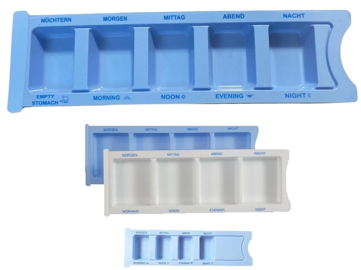 Nach den Antragsangaben sowie den vorgelegten Produktinformationen handelt es sich bei der sog. Pillenbox um ein spezifisch gearbeitetes Behältnis aus Kunststoffen im Sinne der Anmerkung 1 zu Kapitel 39 (Polypropylen, PVC).
 
Das in verschiedenen Größen erhältliche Erzeugnis (22,3 x 7,6 x 1,7 cm; 22,2 x 6 x 1,5 cm und 22 x 6 x 1,5 cm) ist in vier bzw. fünf Fächer unterteilt, die am oberen und unteren Rand mit Tageszeitenbeschriftung (Morgen, Mittag, Abend, Nacht) in deutscher und englischer Sprache versehen sind und sich durch einen transparenten Kunststoffschiebedeckel öffnen lassen.
 
Die Ware dient der Aufbewahrung von Medikamenten und bietet durch die Facheinteilung sowie die Beschriftung eine Dosierhilfe.
 
Derartige Waren werden zolltarifrechtlich als "Hauswirtschaftsartikel aus Kunststoffen; nicht von den TARIC-Codes 3924 1000 11 bis 3924 9000 10 erfasst" eingereiht.