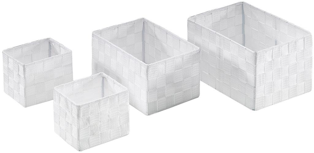 Aufbewahrungskorb, Foto siehe Anlage,
- vier Stück im Set, ineinander gestapelt und in einem Polybeutel verpackt,
- annähernd quaderförmig, oben offen; in verschiedenen Abmessungen (L x B x H):
   25 cm x 17,5 cm x 14 cm (1 x), 22,5 cm x 16 cm x 12 cm (1 x) und 13,5 cm x 10 cm x 10,5 cm (2 x),
- mit einem formgebenden Gestell aus unedlem Metall,
- in Flechttechnik mit ca. 2,5 cm breiten Gewebebändern aus laut Antrag synthetischen Chemiefasern
  bespannt (u. a. damit keine Ware aus Flechtstoffen der Position 4602),
- durch Zusammenfügen konfektioniert,
- laut Antrag handgearbeitet,
- ohne raumbezogene Funktion, damit keine Ware der Position 6304,
- stellt sich nicht als Behältnis der Position 4202 dar, da weder namentlich im Positionswortlaut
  genannt noch einem der dort genannten Behältnisse ähnlich,
- im Hinblick auf den Umfang und das äußere Erscheinungsbild bestimmen die gewebten Bänder
  aus Spinnstoffen gegenüber dem unedlen Metall den Charakter der Ware.

"Andere konfektionierte Ware (Aufbewahrungskorb), aus Spinnstoffen, andere als in den 
 Unterpositionen 6307 9010 00 bis 6307 9098 20 genannte, handgearbeitet"