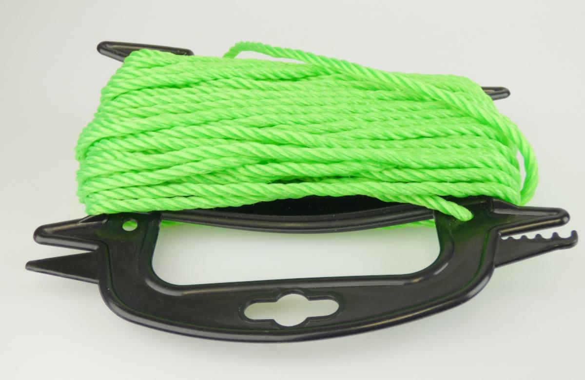 Seil, sog. Mehrzweckseil, Foto siehe Anlage,
- auf einer Karte aus Kunststoff aufgebracht,
- als Meterware, laut Antrag mit einem Durchmesser von 5,0 mm und einer Länge von 15 m,
- aus einem gezwirnten Garn aus laut Antrag Polypropylen (synthetische Chemiefasern),
- vielseitig verwendbar, somit kein Binde- oder Pressengarn,
- mit einem Titer von ca. 91.570 dtex,
- an beiden Enden heiß geschnitten (lediglich in einfacher Weise gegen das Ausriefeln gesichert,
  somit nicht konfektioniert).

"Seil, aus Polypropylen, kein Binde- oder Pressengarn, mit einem Titer von mehr als 
 50.000 dtex (5 g je m), anderes als in der Unterposition 5607 4911 genannte"