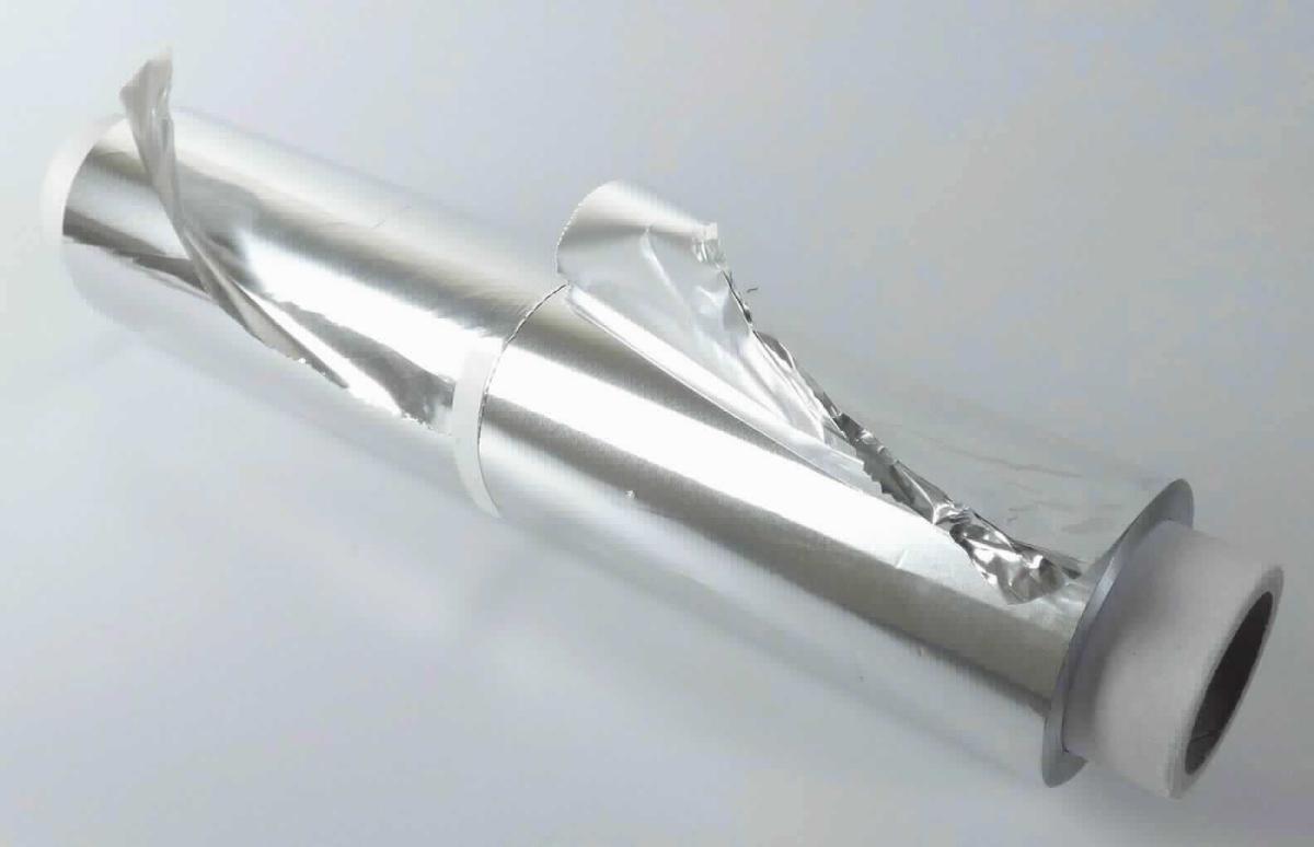 Aluminiumfolie für den Haushalt

Bei der Ware handelt es sich um ein gewalztes, metallisches Flacherzeugnis aus Aluminium, aufgerollt auf einer Pappkartonrolle. Die Breite der Folie beträgt 290 mm, die Dicke beträgt weniger als 0,021mm. Das Gesamtgewicht der aufgerollten Folie beträgt weniger als 10 kg. Die Aluminiumfolie wird im Haushalt beispielsweise zum Verpacken von Lebensmitteln verwendet. 

Die Ware ist nach ihrer Beschaffenheit als Folie aus Aluminium, ohne Unterlage, nur gewalzt, in Rollen mit einem Stückgewicht von 10 kg oder weniger, mit einer Dicke von 0,007 mm oder mehr, jedoch weniger als 0,021 mm in den TARIC-Code 7607 1111 10 des Zolltarifs einzureihen.