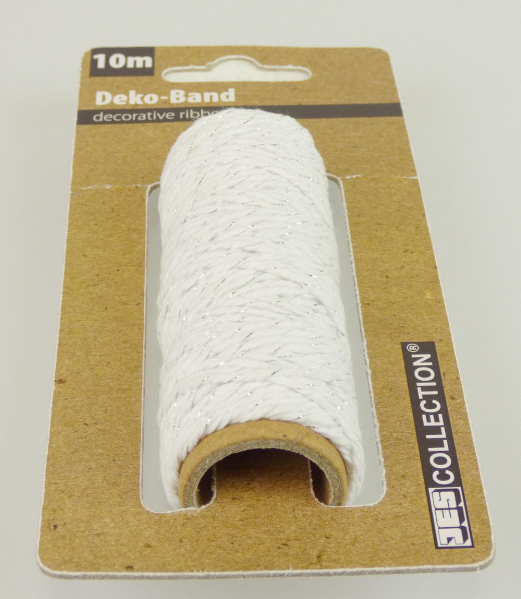 Metallisiertes Garn, sog. Packschnur, Foto siehe Anlage,
- an einem bedruckten Pappaufhänger angebracht,
- als Meterware auf einer Spule aus Pappe, laut Antrag mit einer Länge von 10 m, 
- laut Untersuchungsergebnis bestehend aus einem metallisierten Streifen aus synthetischer Spinnmasse
  (mit einer Breite von weniger als 5 mm), der mit 9 Spinnstoffgarnen (laut Antrag Baumwolle) verzwirnt ist.

"Metallisiertes Garn, bestehend aus Garnen aus Spinnstoffen und mit Metall überzogenen Streifen der
 Position 5404"